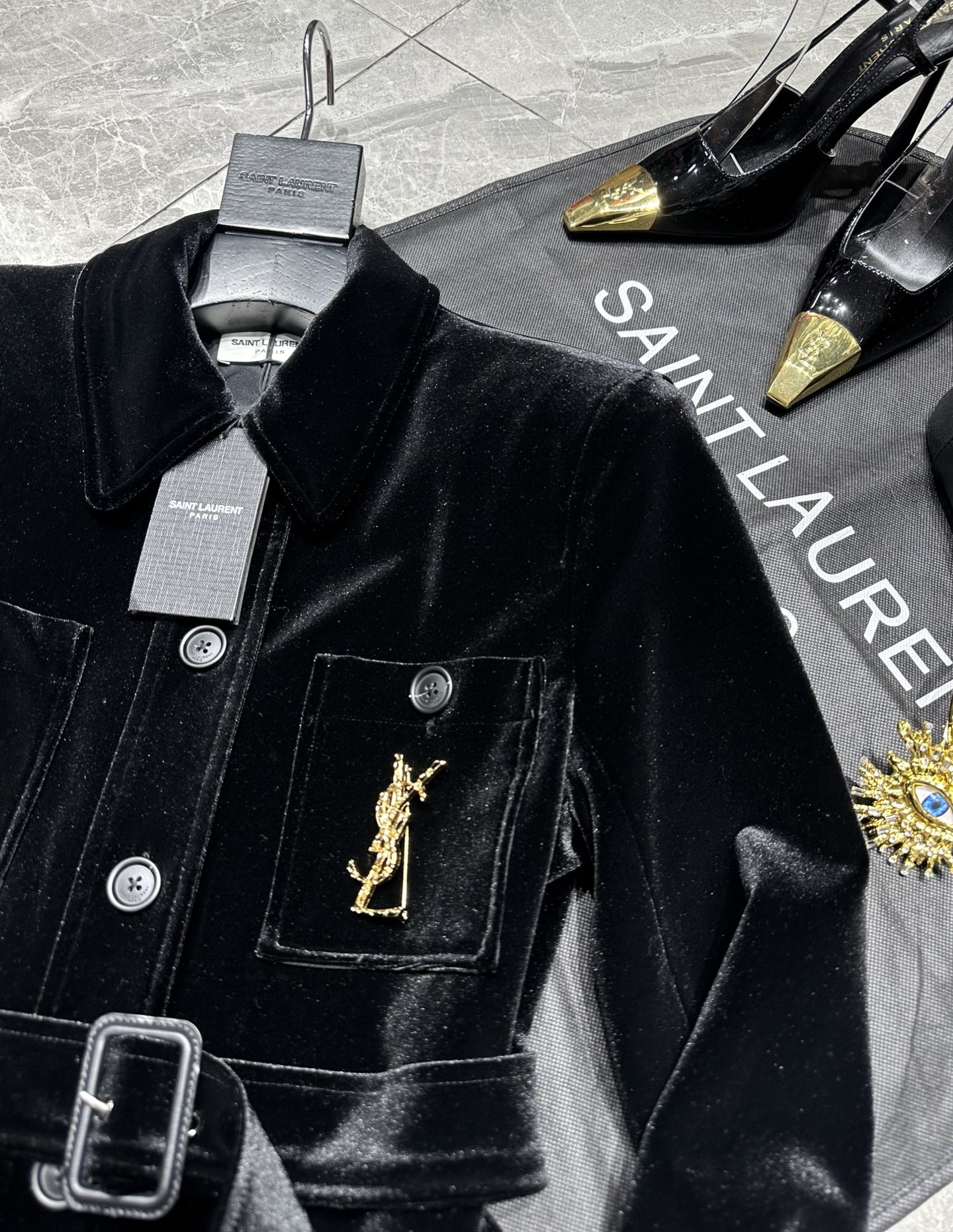 “New Fall and Winter Velvet Collection with Dresses, Bags, Suits, and Accessories” - 图片 4