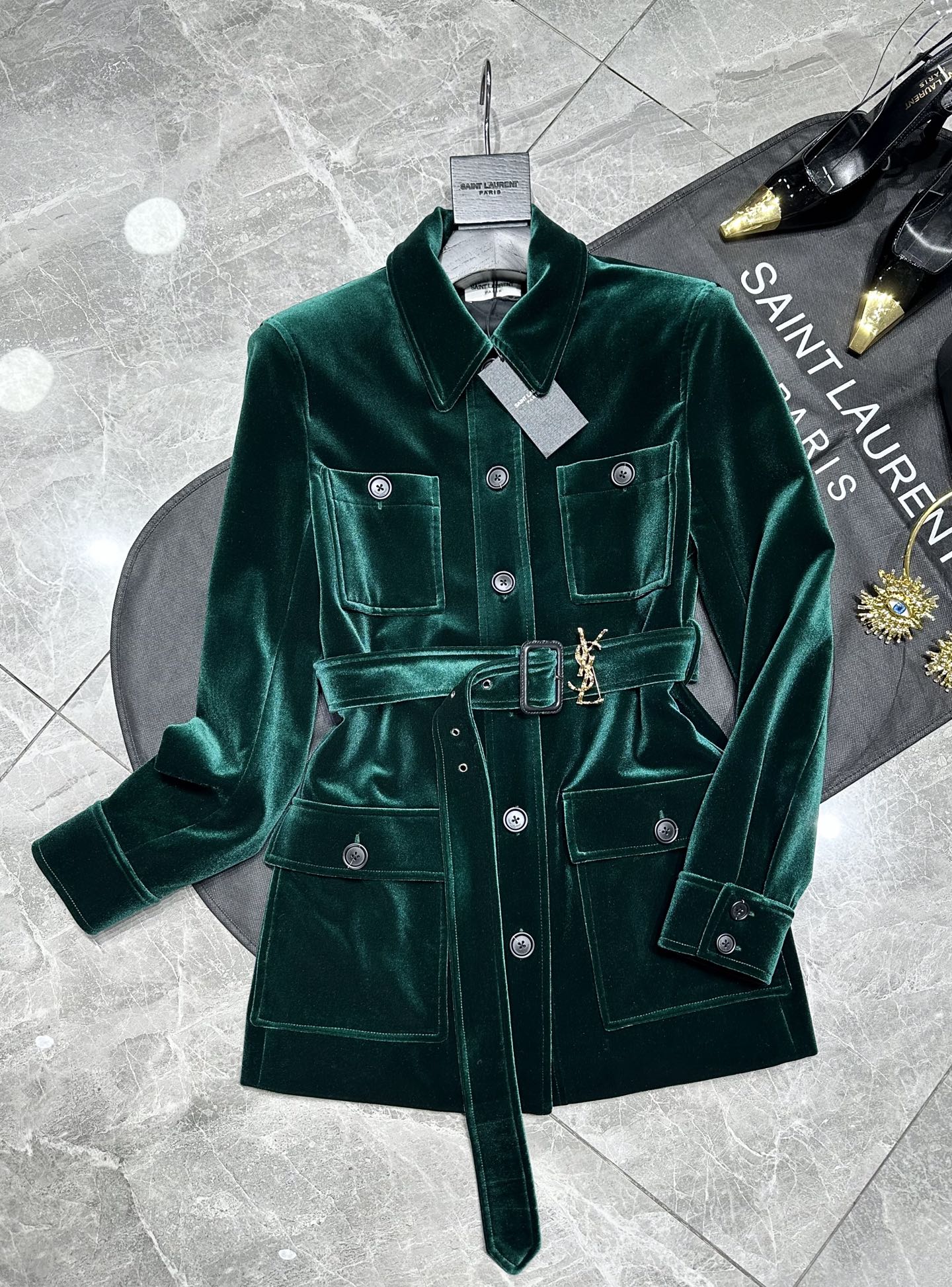 “Stylish 25-Year-Old Velvet Hunting Suits with Unique Features for Visual Beauty and Functionality”