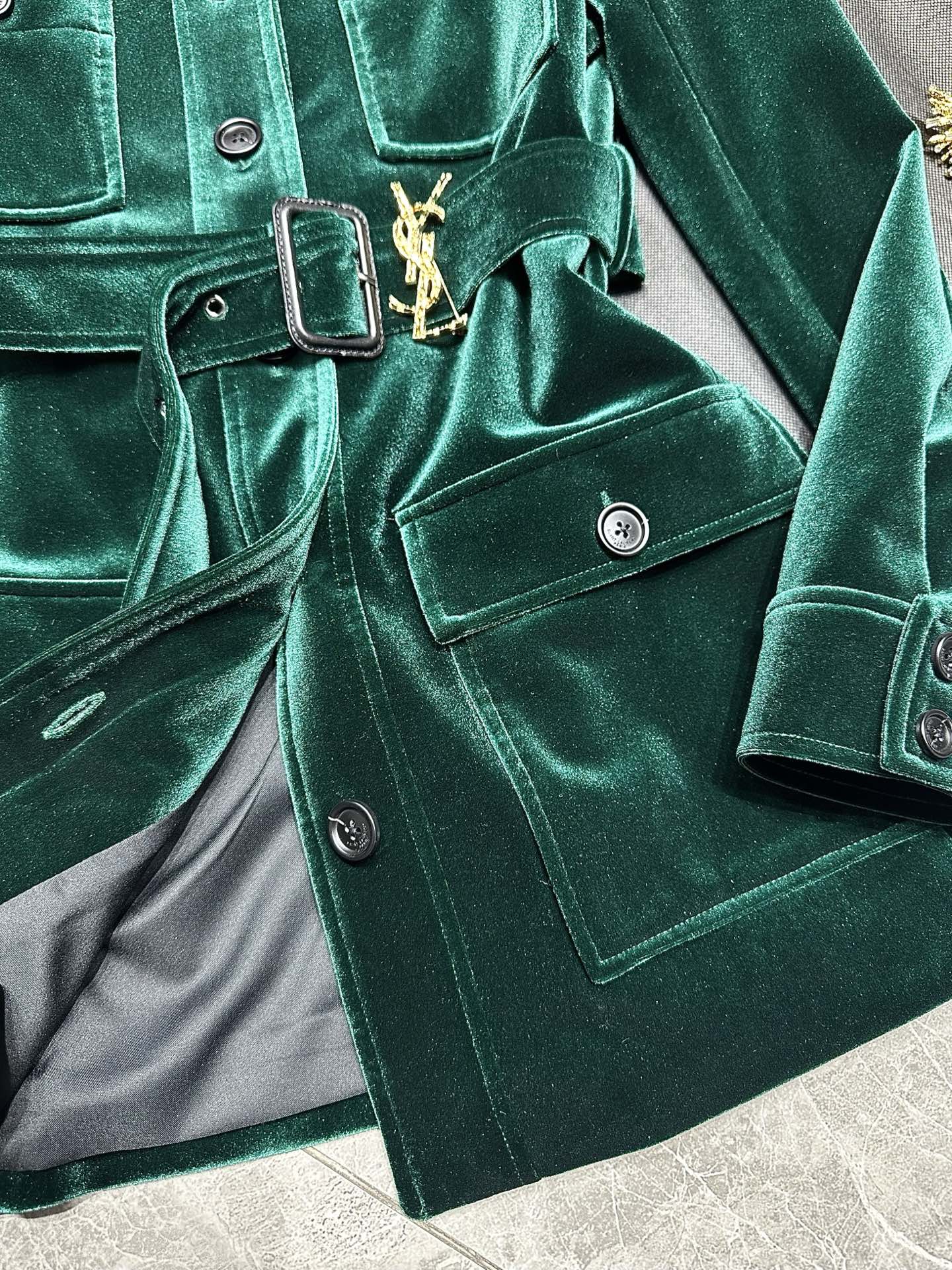“Stylish 25-Year-Old Velvet Hunting Suits with Unique Features for Visual Beauty and Functionality” - 图片 6