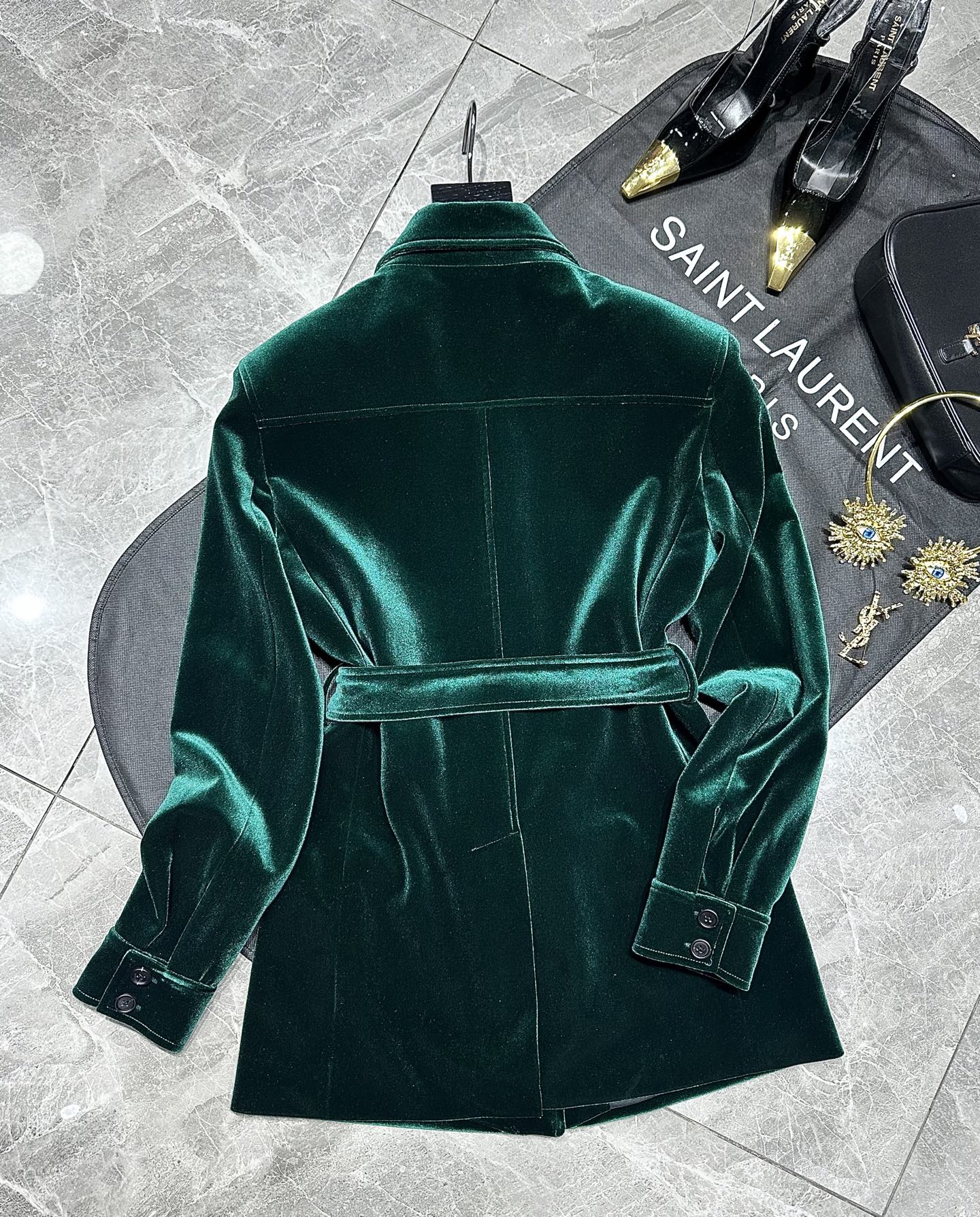 “Stylish 25-Year-Old Velvet Hunting Suits with Unique Features for Visual Beauty and Functionality” - 图片 9