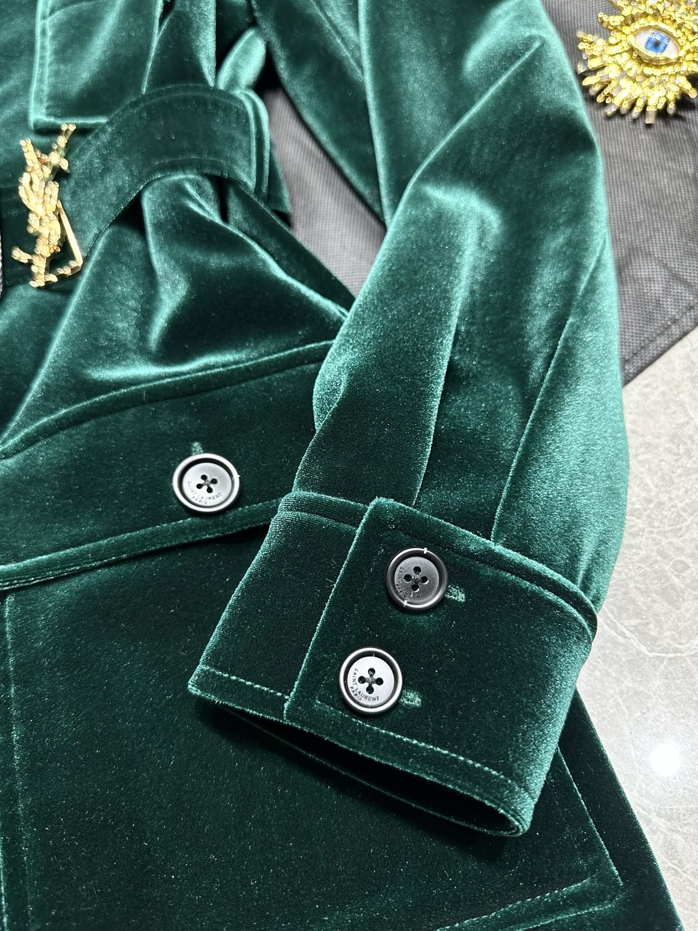 “Stylish 25-Year-Old Velvet Hunting Suits with Unique Features for Visual Beauty and Functionality” - 图片 5