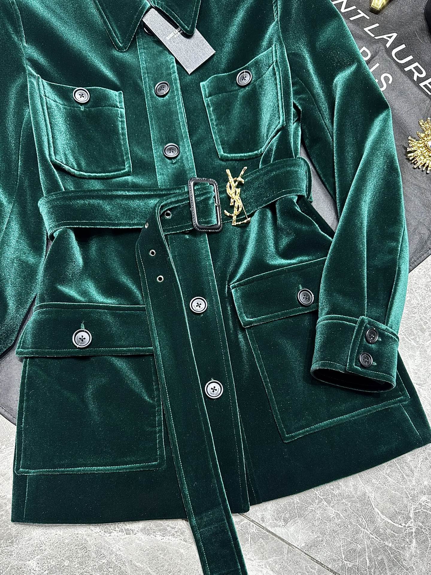 “Stylish 25-Year-Old Velvet Hunting Suits with Unique Features for Visual Beauty and Functionality” - 图片 4