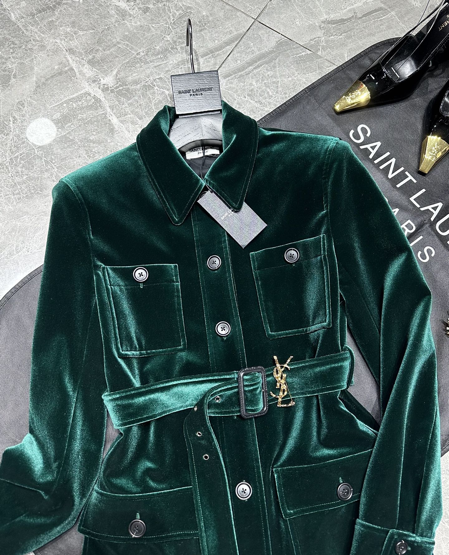 “Stylish 25-Year-Old Velvet Hunting Suits with Unique Features for Visual Beauty and Functionality” - 图片 2