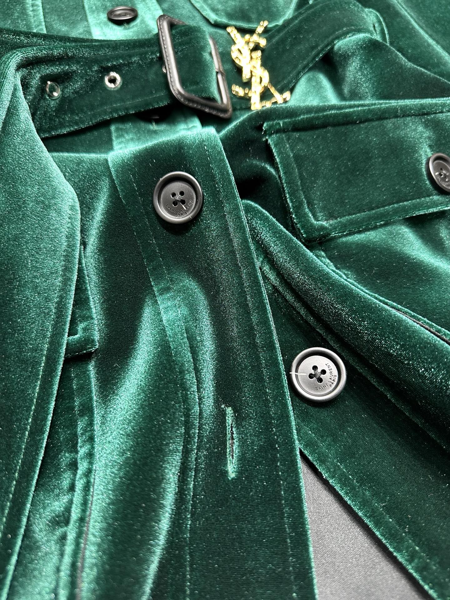 “Stylish 25-Year-Old Velvet Hunting Suits with Unique Features for Visual Beauty and Functionality” - 图片 8