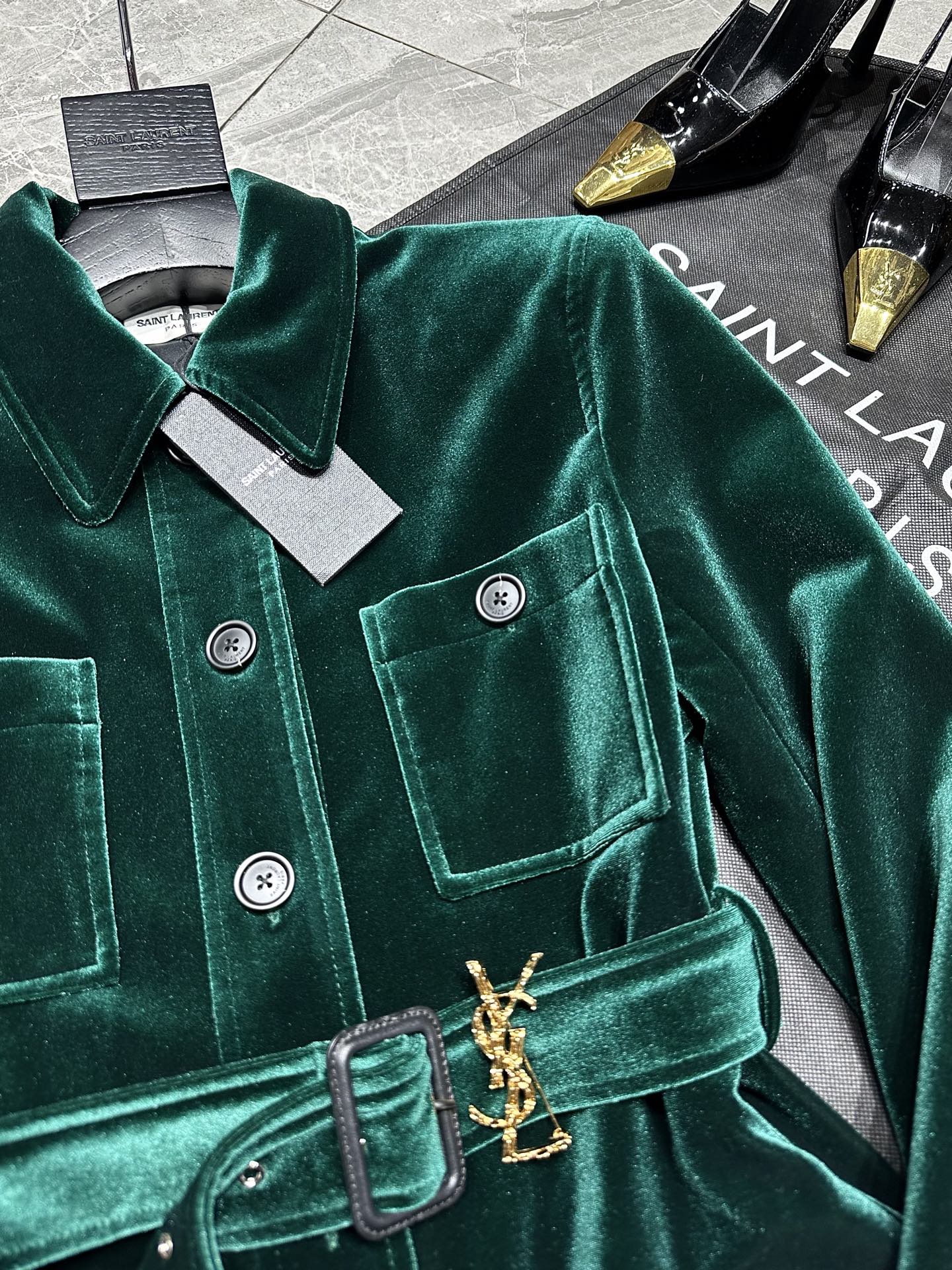 “Stylish 25-Year-Old Velvet Hunting Suits with Unique Features for Visual Beauty and Functionality” - 图片 3