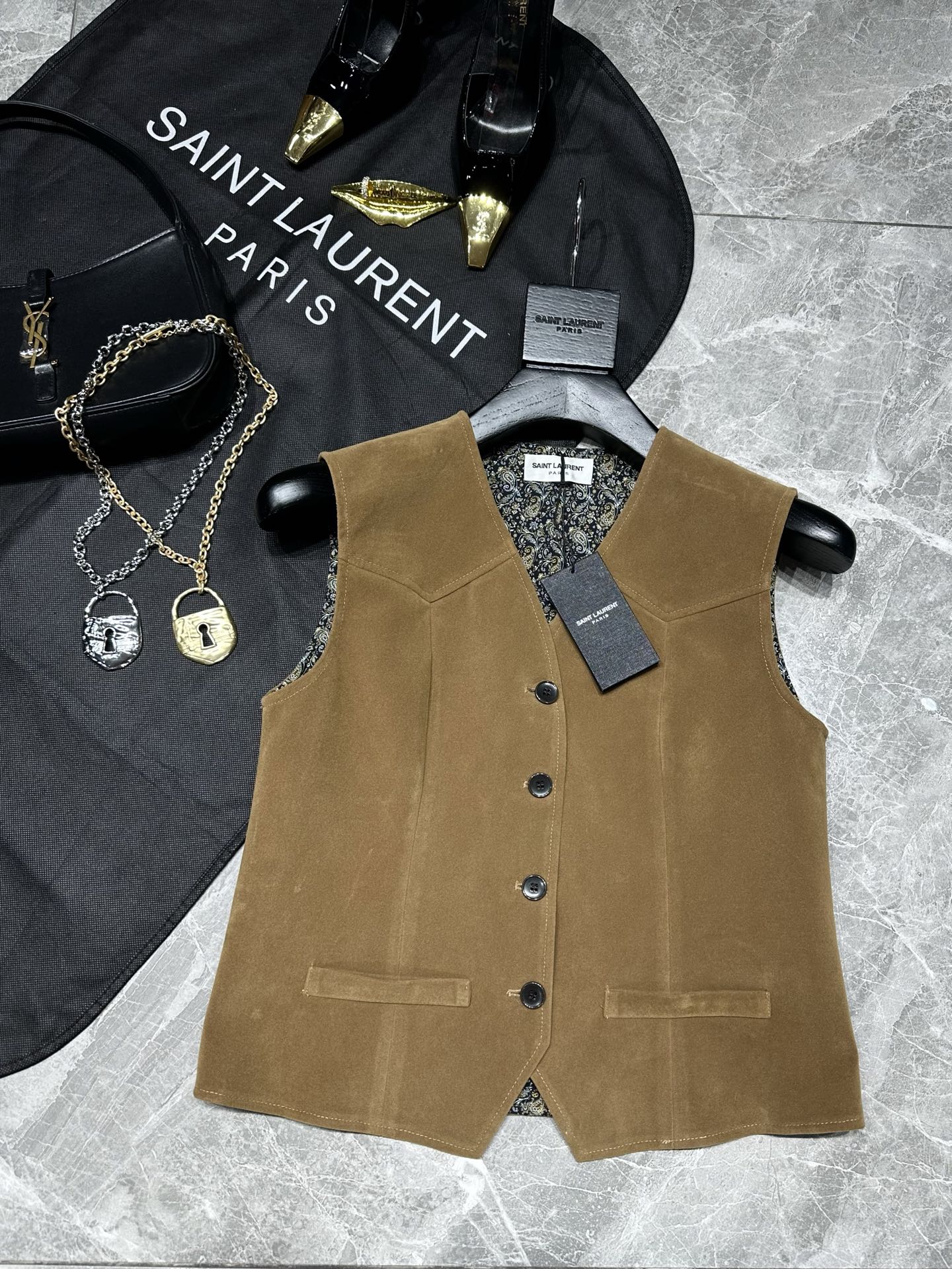 “SaintLauren Fall 2025 New Series: Classic Tweed Vests for Modern Women’s Tenacity and High-Level Fashion” - 图片 1