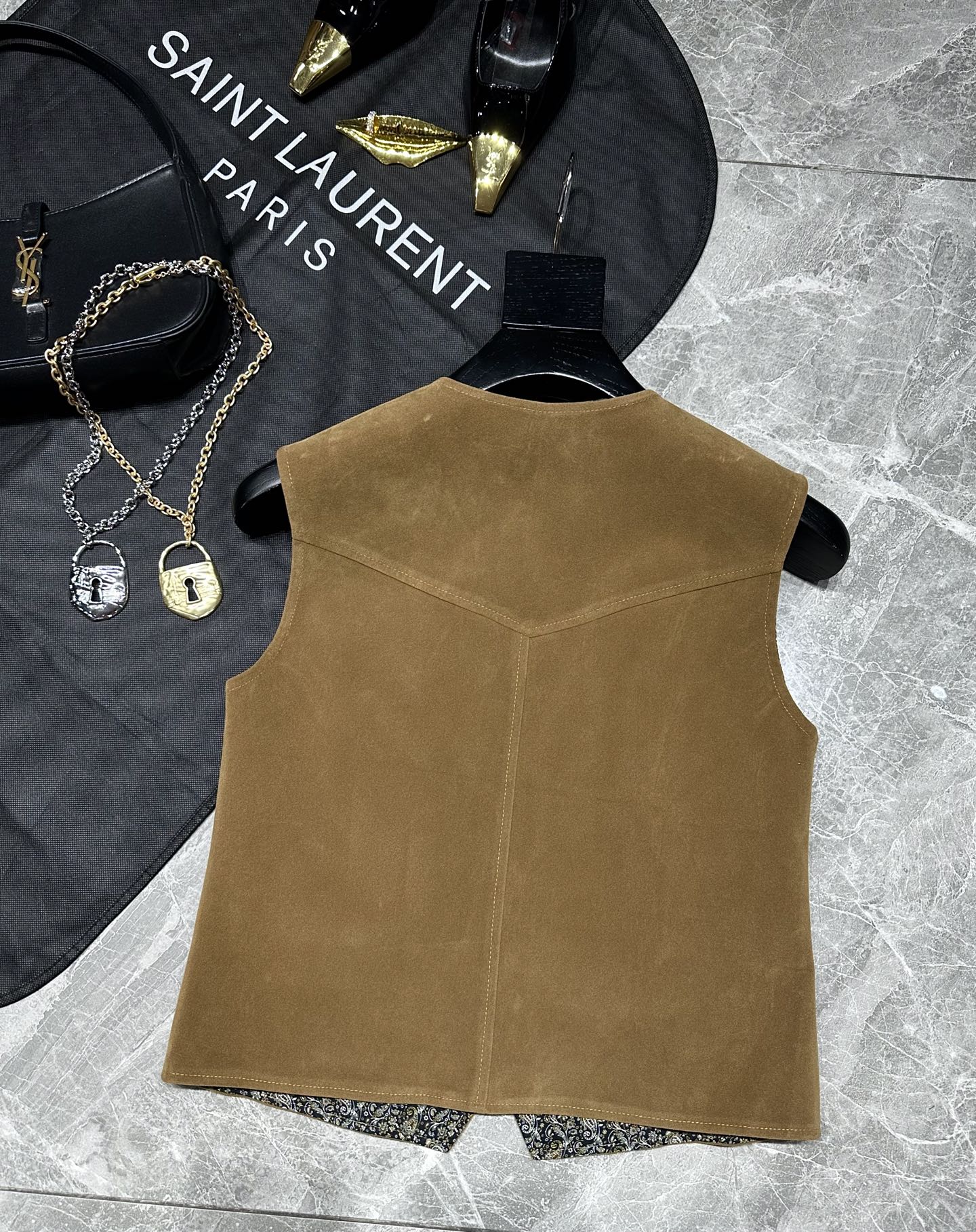 “SaintLauren Fall 2025 New Series: Classic Tweed Vests for Modern Women’s Tenacity and High-Level Fashion” - 图片 9