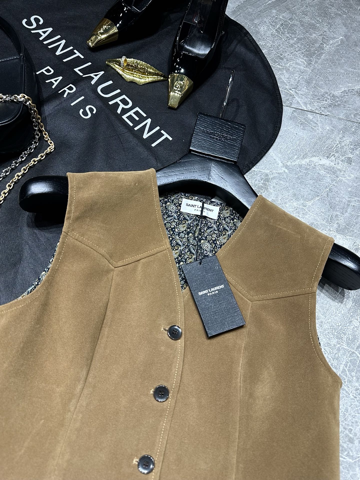 “SaintLauren Fall 2025 New Series: Classic Tweed Vests for Modern Women’s Tenacity and High-Level Fashion” - 图片 3