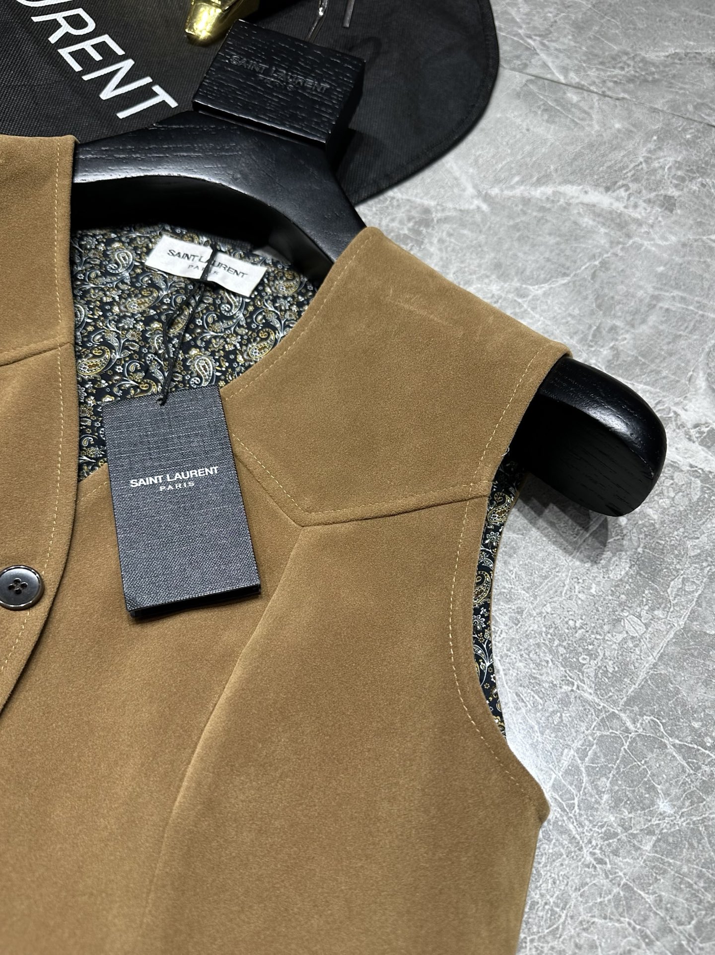 “SaintLauren Fall 2025 New Series: Classic Tweed Vests for Modern Women’s Tenacity and High-Level Fashion” - 图片 5