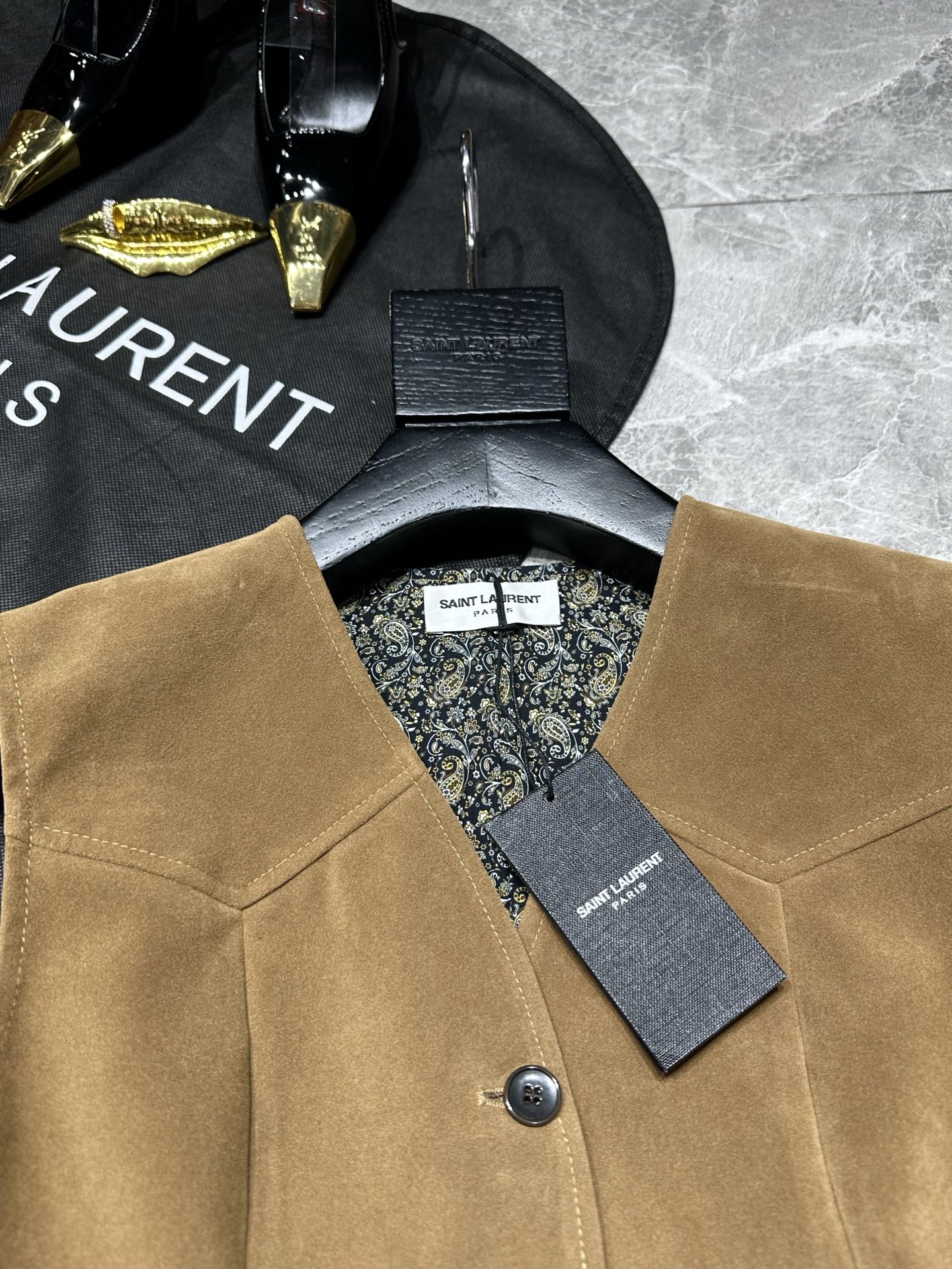 “SaintLauren Fall 2025 New Series: Classic Tweed Vests for Modern Women’s Tenacity and High-Level Fashion” - 图片 4