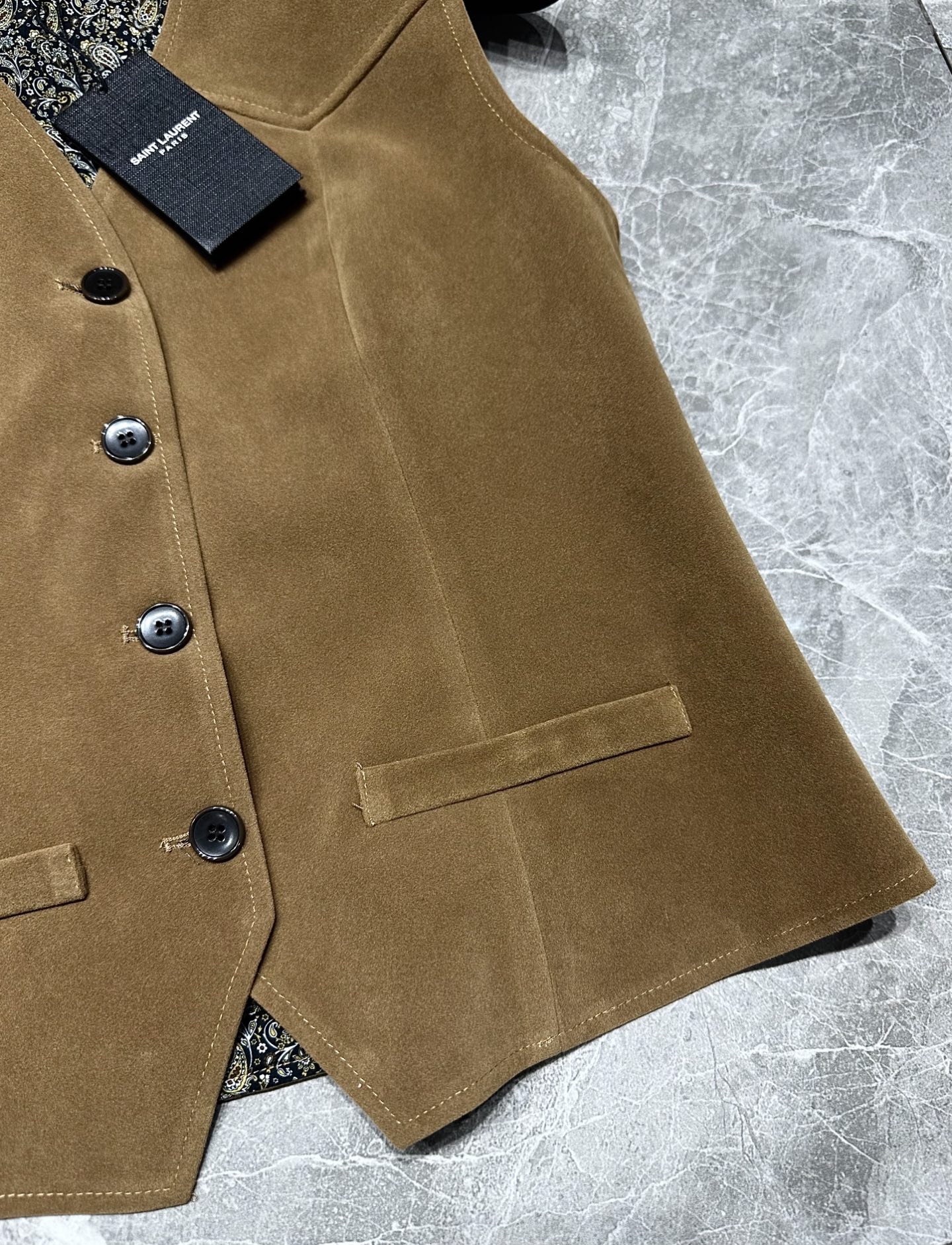 “SaintLauren Fall 2025 New Series: Classic Tweed Vests for Modern Women’s Tenacity and High-Level Fashion” - 图片 7