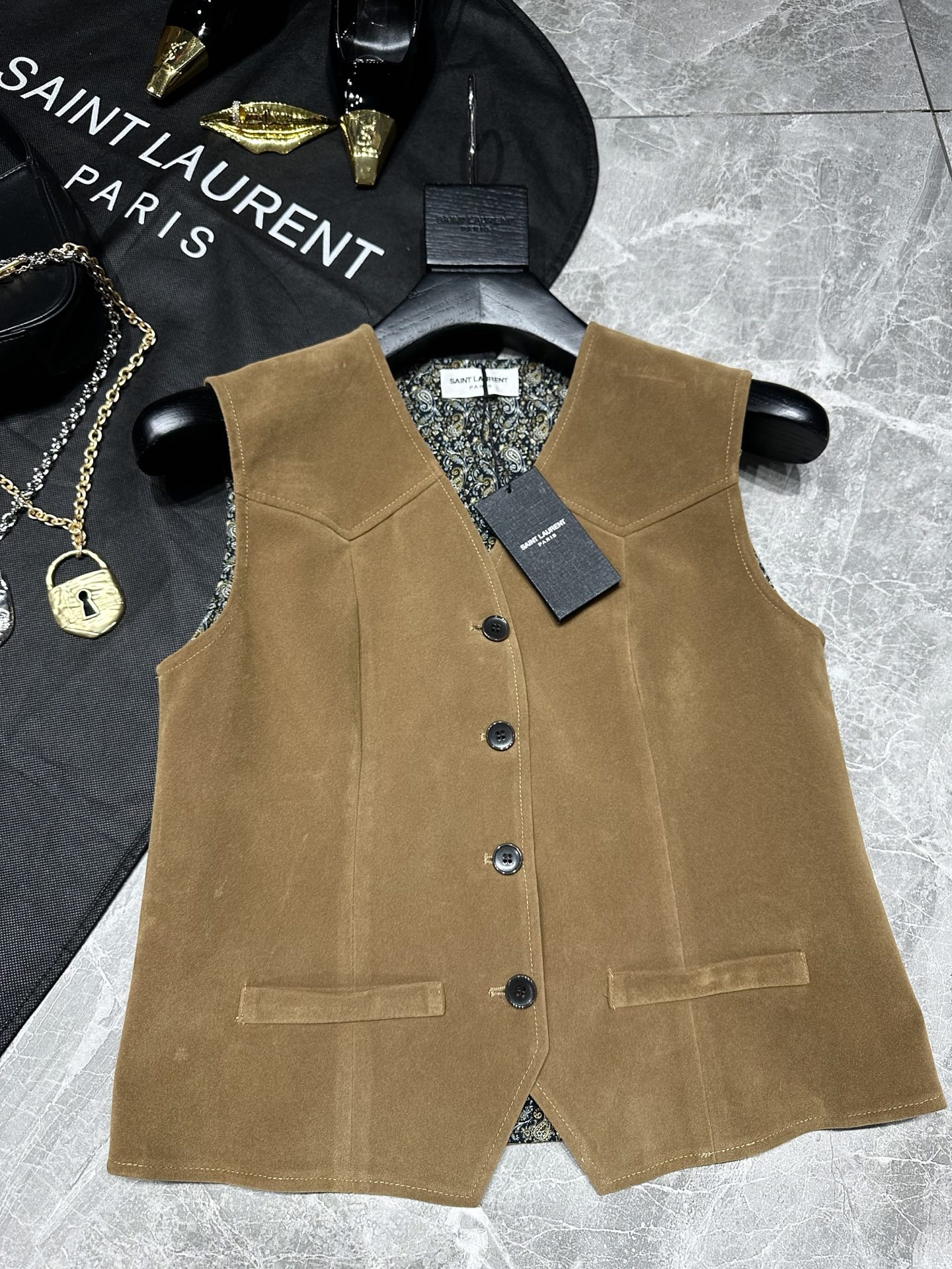 “SaintLauren Fall 2025 New Series: Classic Tweed Vests for Modern Women’s Tenacity and High-Level Fashion” - 图片 2