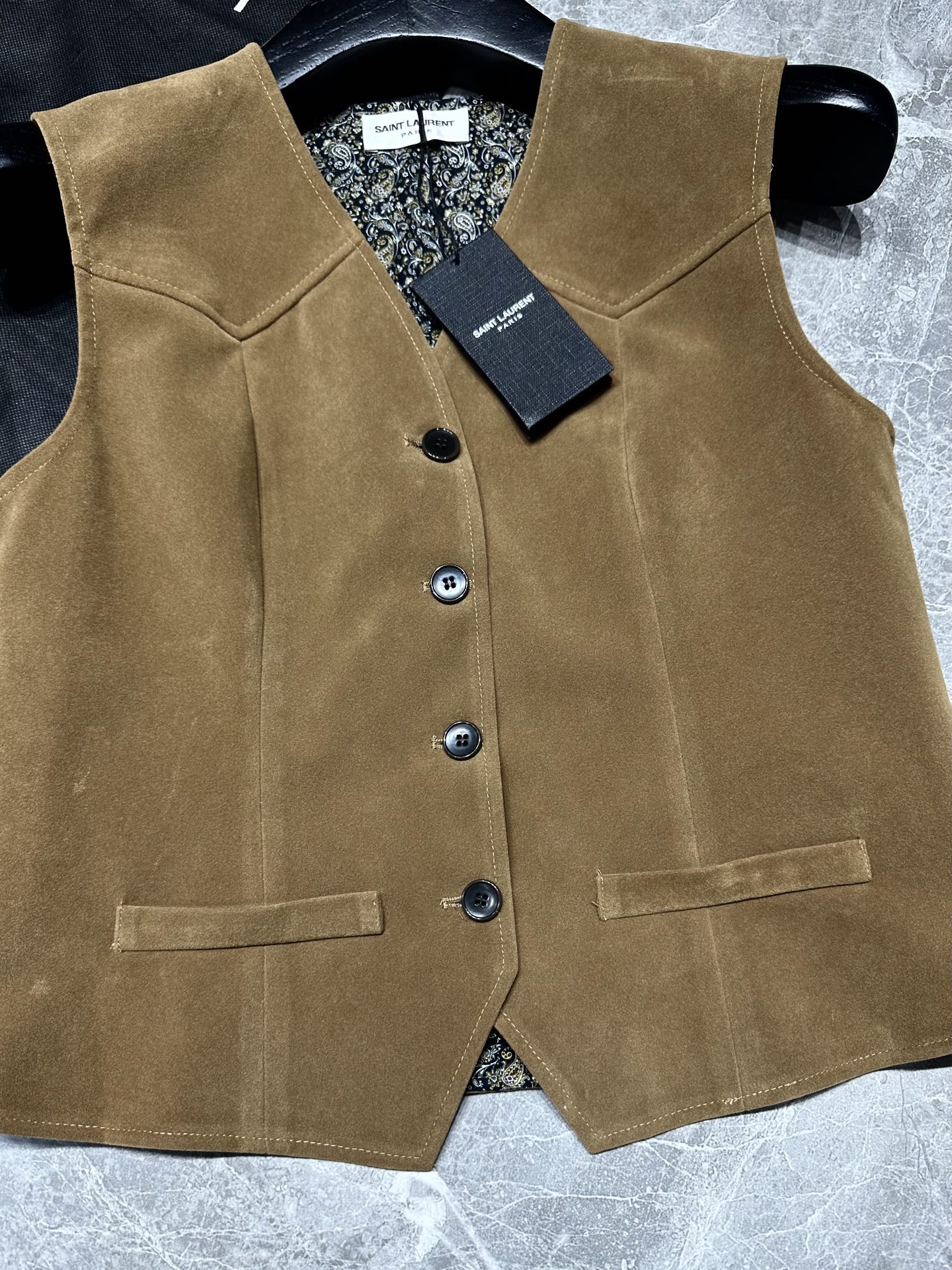 “SaintLauren Fall 2025 New Series: Classic Tweed Vests for Modern Women’s Tenacity and High-Level Fashion” - 图片 6