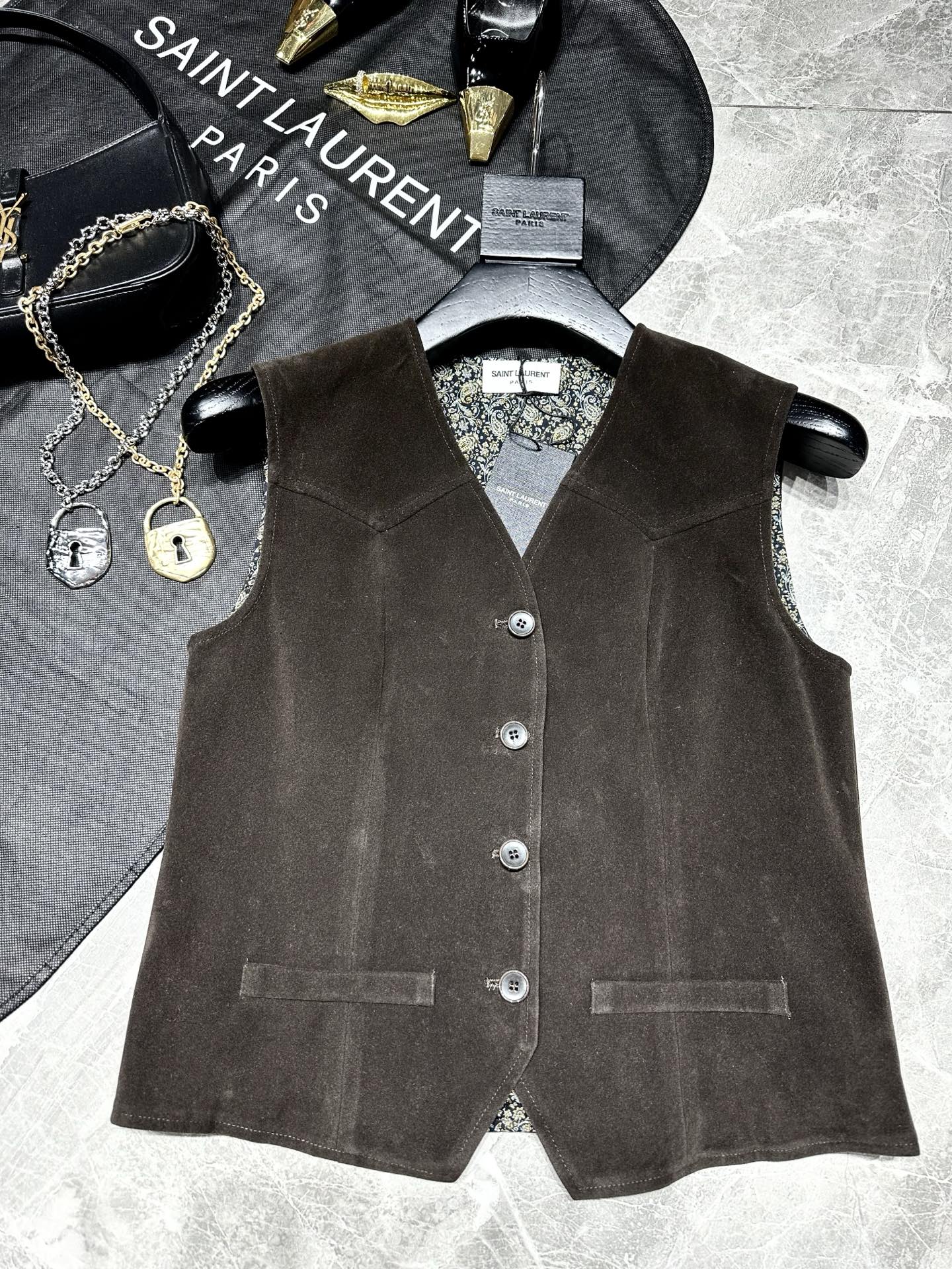 “Saint Laurent Fall 2025 Single-Size Female Suit: Modern Women’s Tenacity and High-Level Sexy Style” - 图片 2