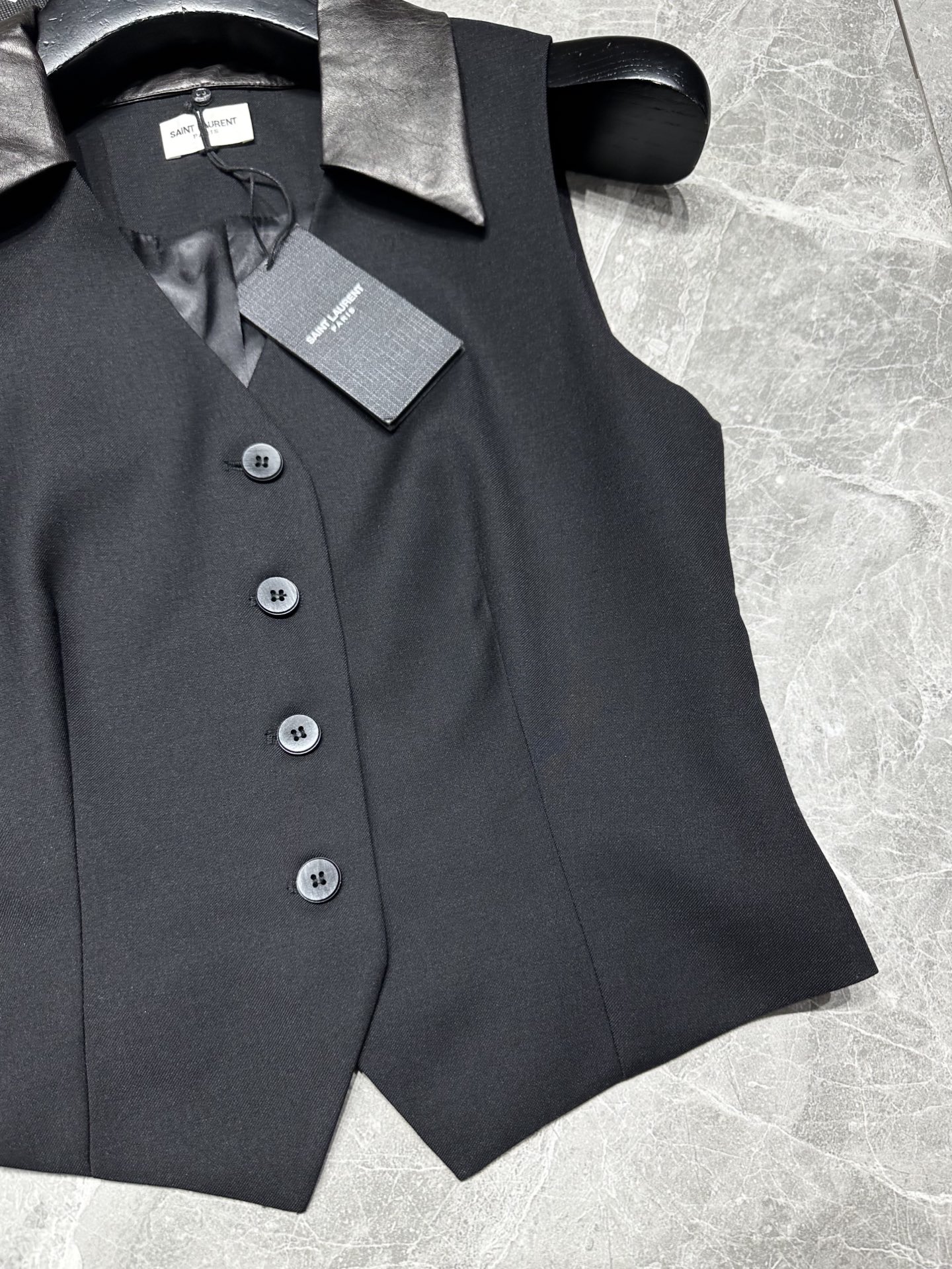 Title: Saint Laurent 2025 Women’s Suit Pack Summary Summary: Saint Laurent 2025 women’s suit pack features leather-collar vests in classic, versatile designs for work or dates. - 图片 7