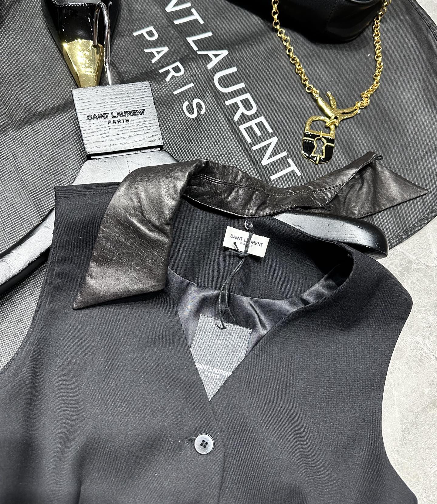 Title: Saint Laurent 2025 Women’s Suit Pack Summary Summary: Saint Laurent 2025 women’s suit pack features leather-collar vests in classic, versatile designs for work or dates. - 图片 5
