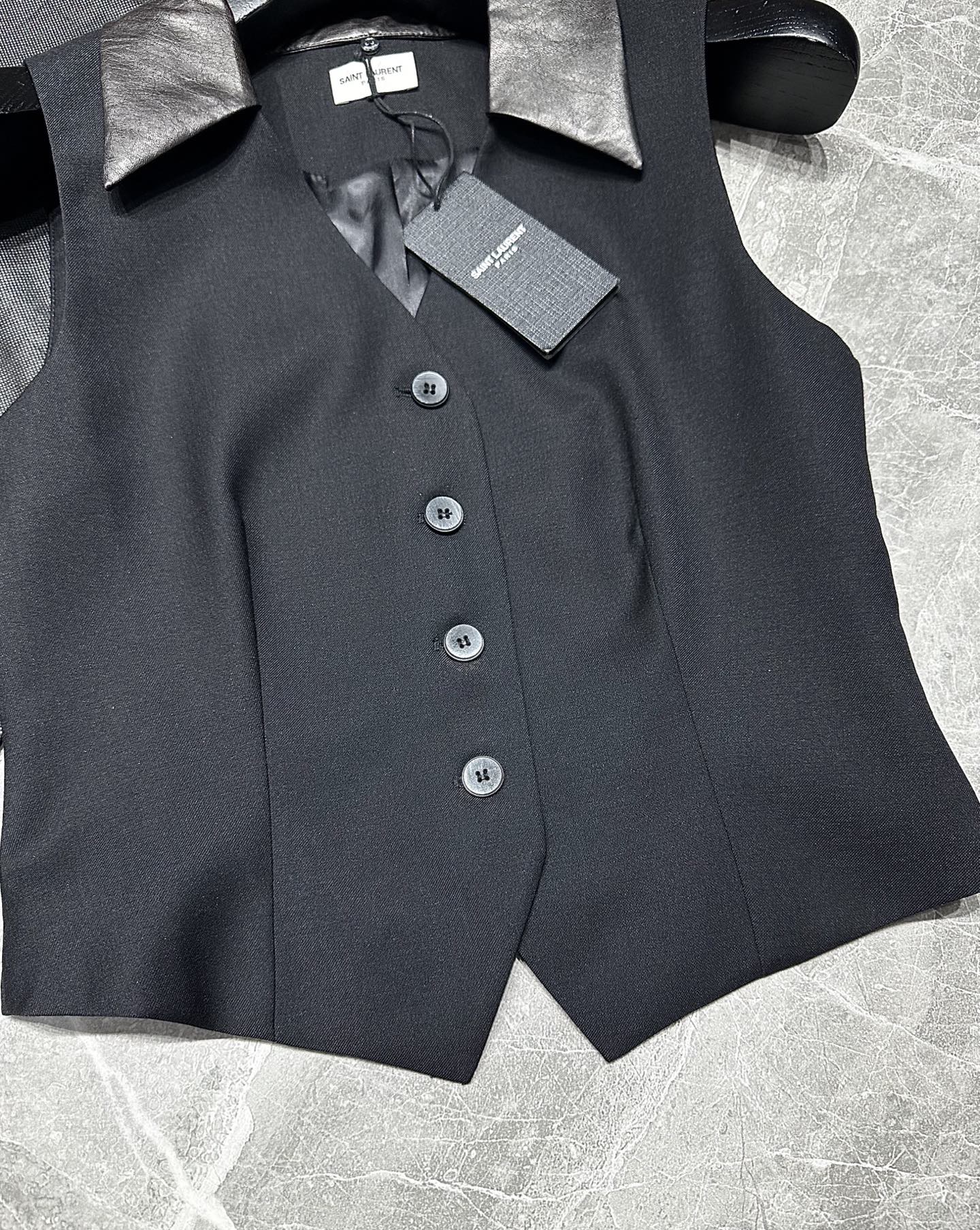 Title: Saint Laurent 2025 Women’s Suit Pack Summary Summary: Saint Laurent 2025 women’s suit pack features leather-collar vests in classic, versatile designs for work or dates. - 图片 6