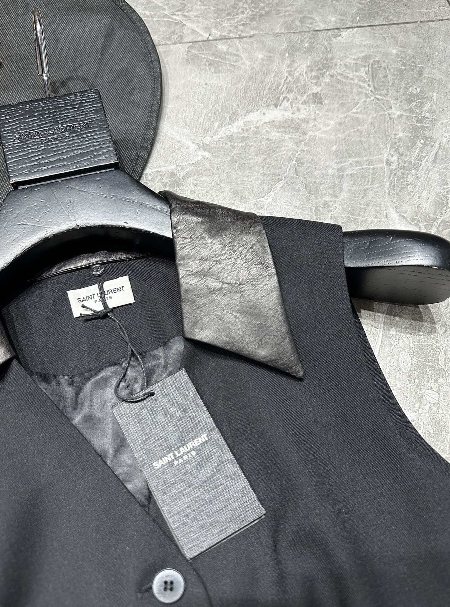 Title: Saint Laurent 2025 Women’s Suit Pack Summary Summary: Saint Laurent 2025 women’s suit pack features leather-collar vests in classic, versatile designs for work or dates. - 图片 4