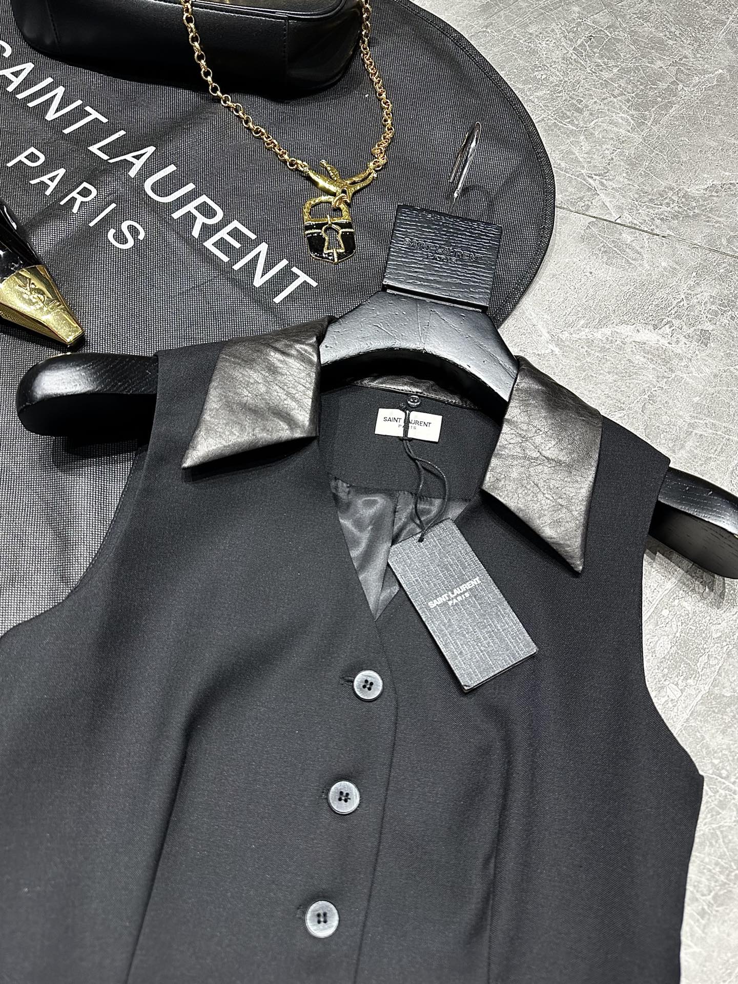 Title: Saint Laurent 2025 Women’s Suit Pack Summary Summary: Saint Laurent 2025 women’s suit pack features leather-collar vests in classic, versatile designs for work or dates. - 图片 3
