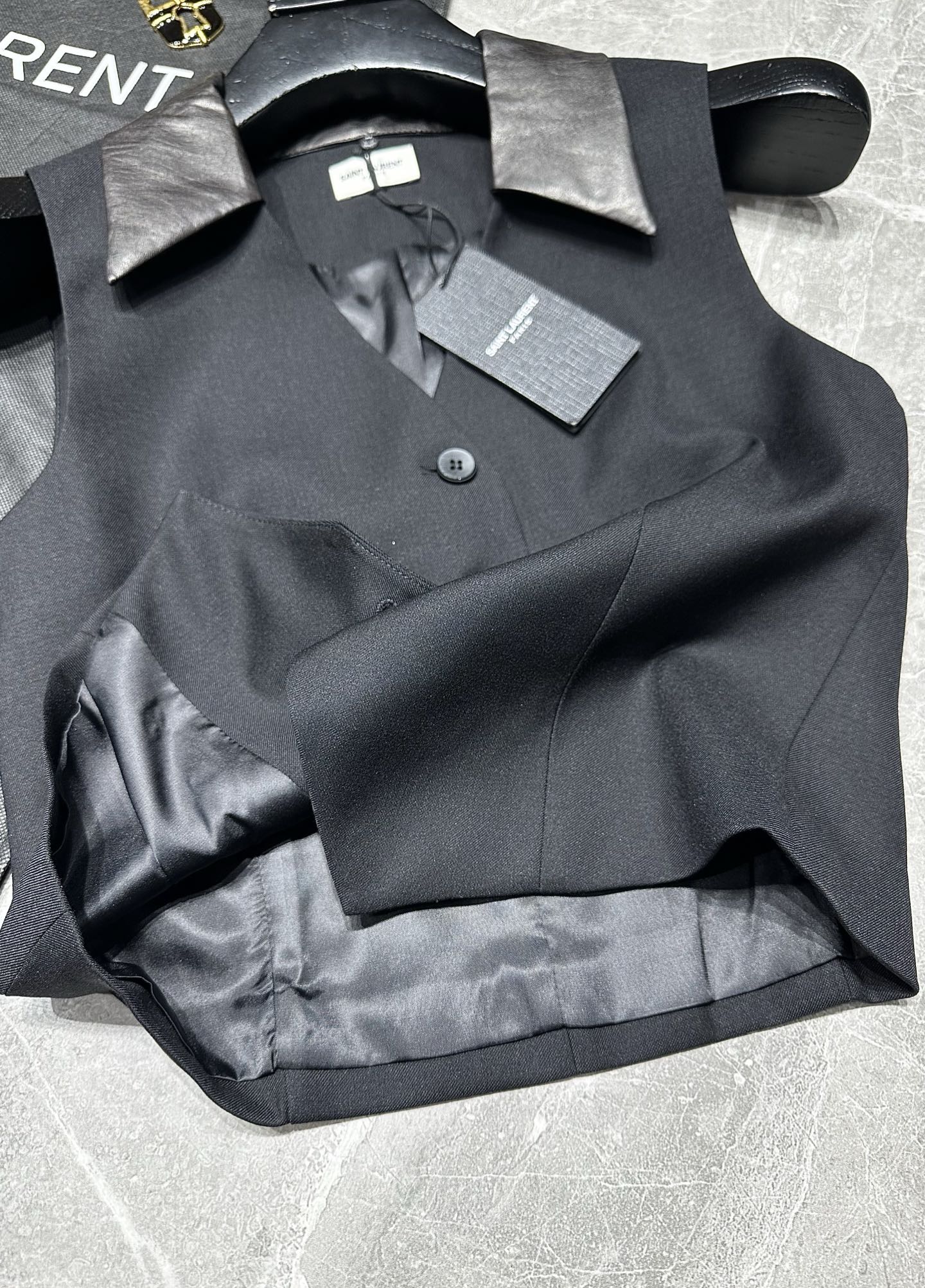 Title: Saint Laurent 2025 Women’s Suit Pack Summary Summary: Saint Laurent 2025 women’s suit pack features leather-collar vests in classic, versatile designs for work or dates. - 图片 8
