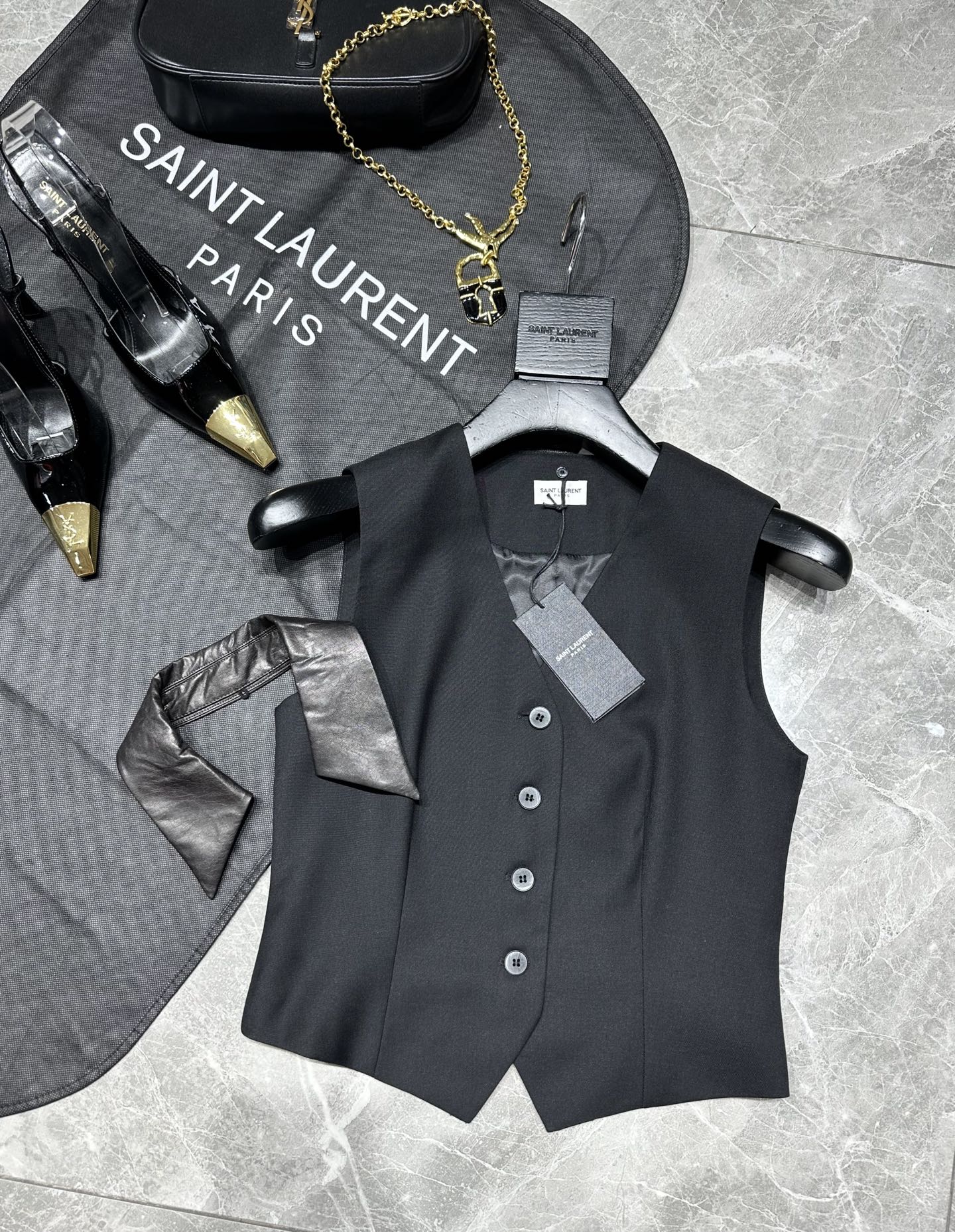 Title: Saint Laurent 2025 Women’s Suit Pack Summary Summary: Saint Laurent 2025 women’s suit pack features leather-collar vests in classic, versatile designs for work or dates. - 图片 2