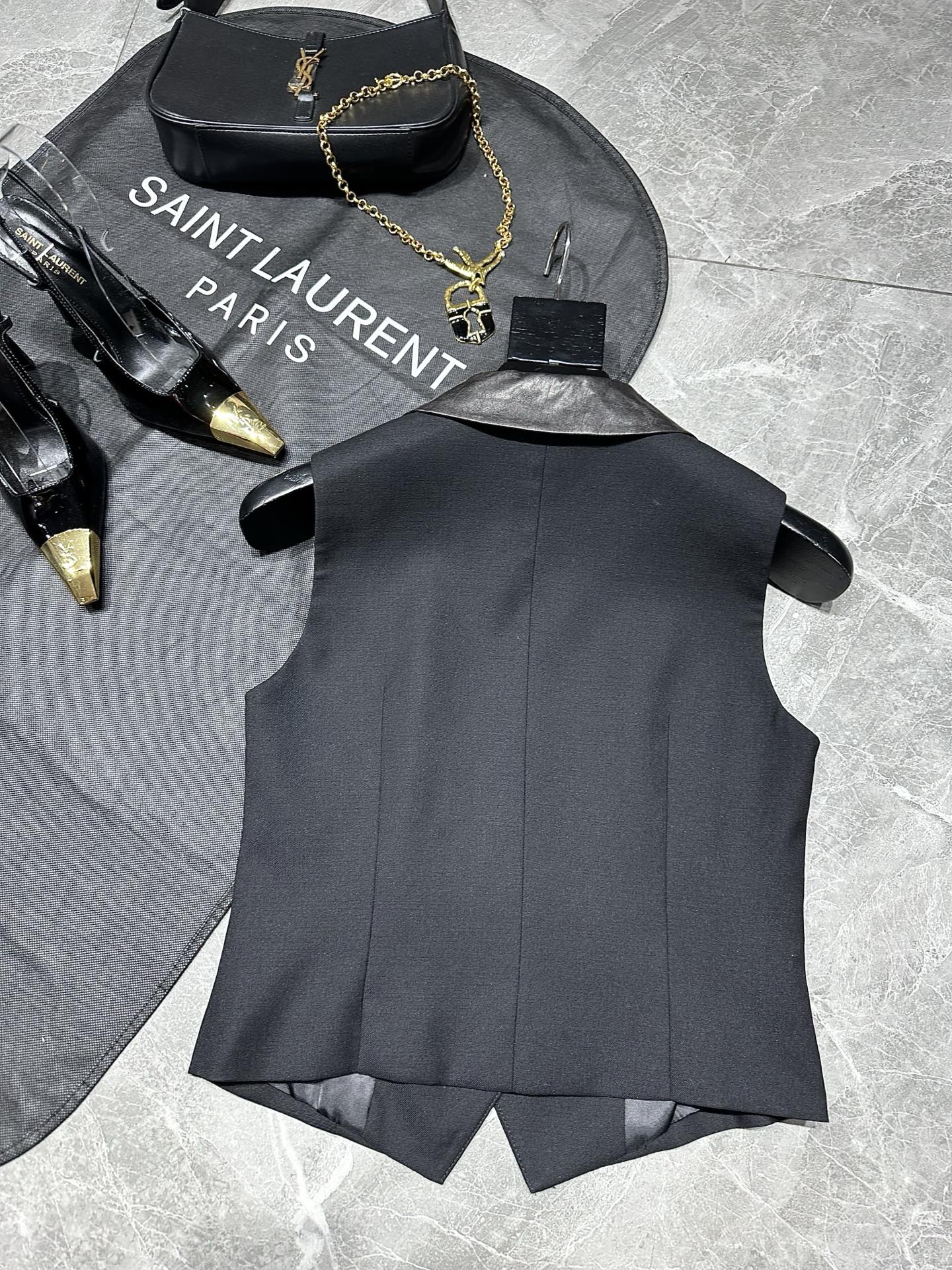 Title: Saint Laurent 2025 Women’s Suit Pack Summary Summary: Saint Laurent 2025 women’s suit pack features leather-collar vests in classic, versatile designs for work or dates. - 图片 9