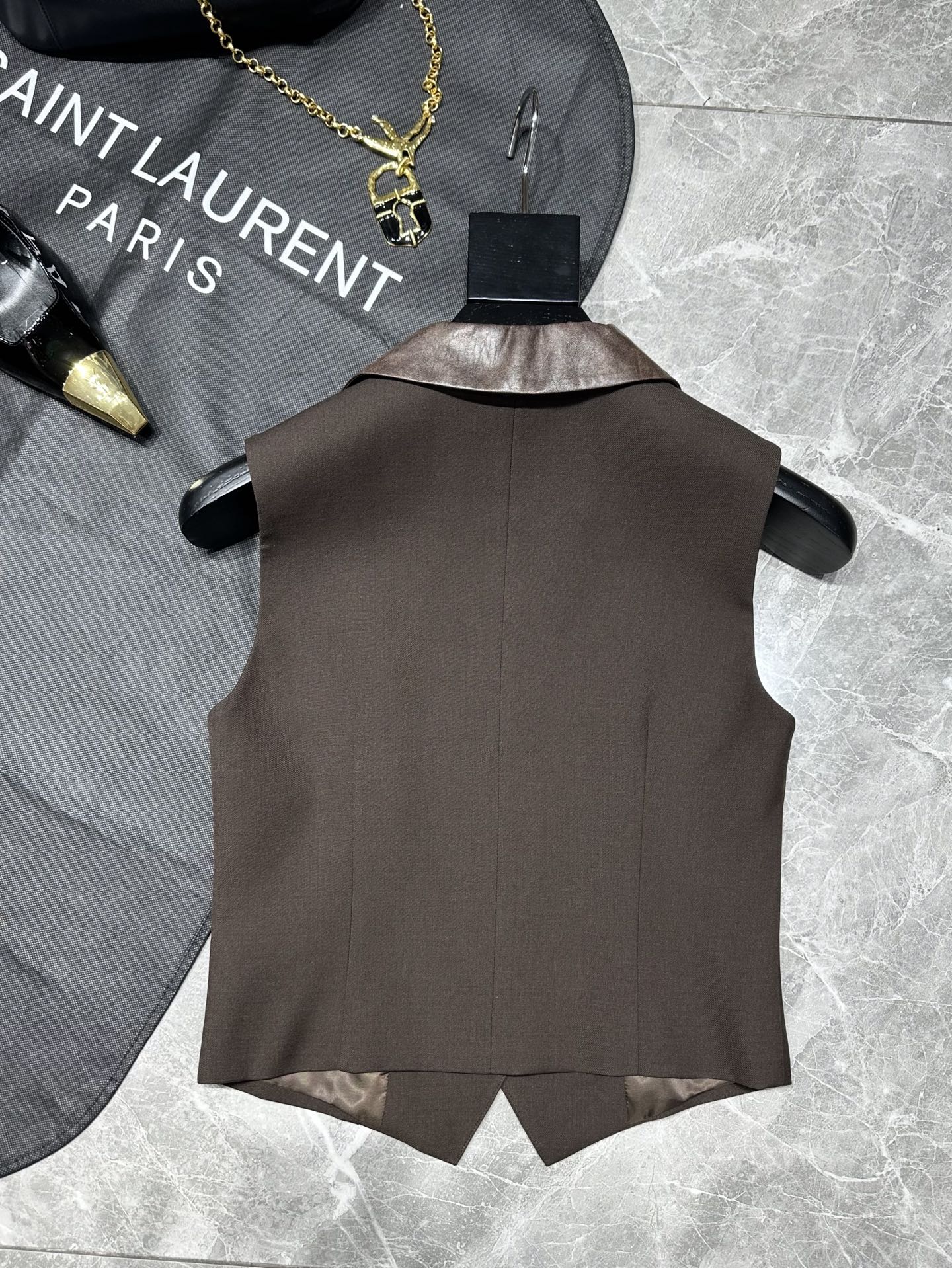 “Saint Laurent 2025 Female Suit Pack with Leather-Collar Vests for Work or Date” - 图片 6