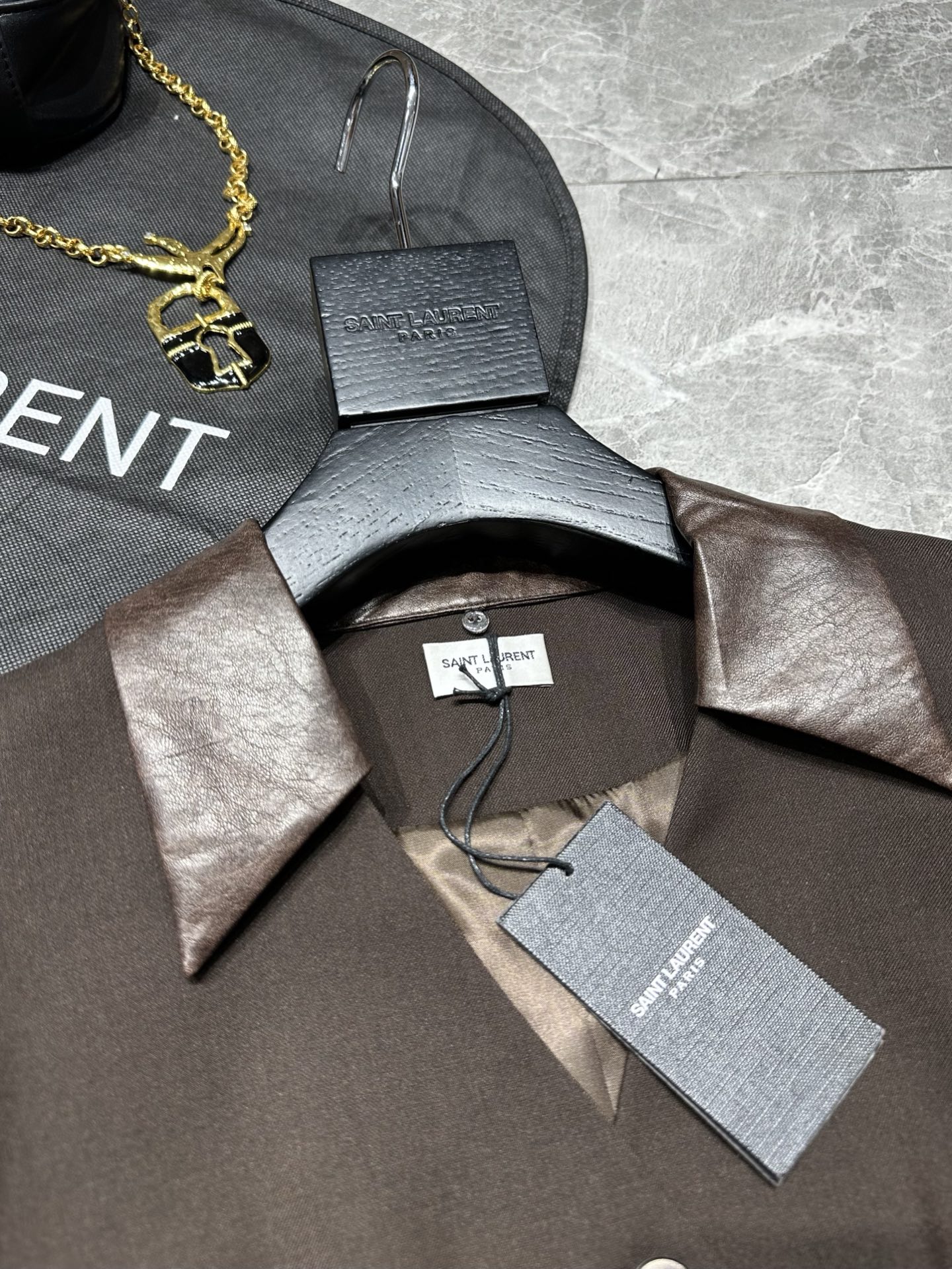 “Saint Laurent 2025 Female Suit Pack with Leather-Collar Vests for Work or Date” - 图片 3