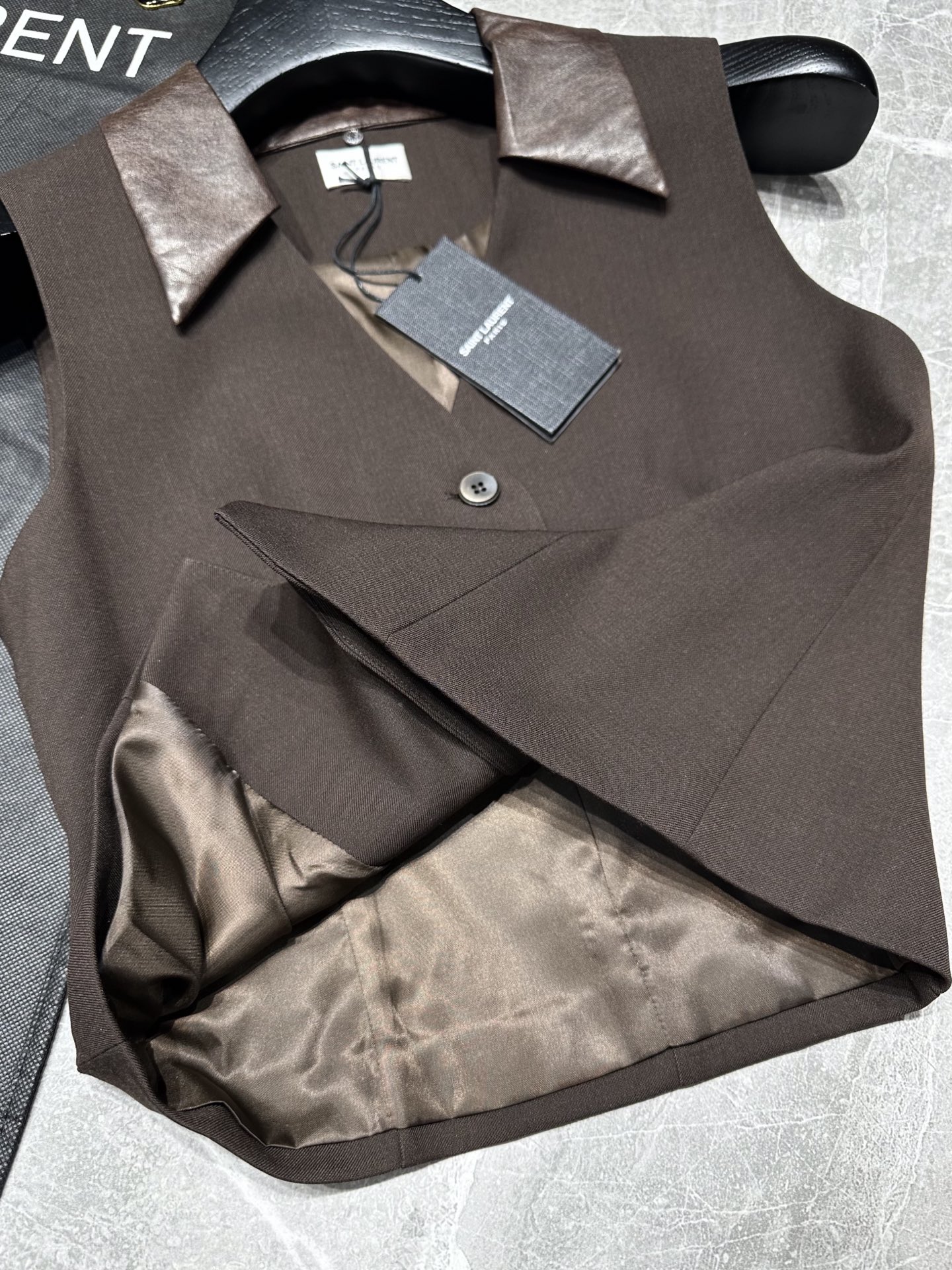“Saint Laurent 2025 Female Suit Pack with Leather-Collar Vests for Work or Date” - 图片 4
