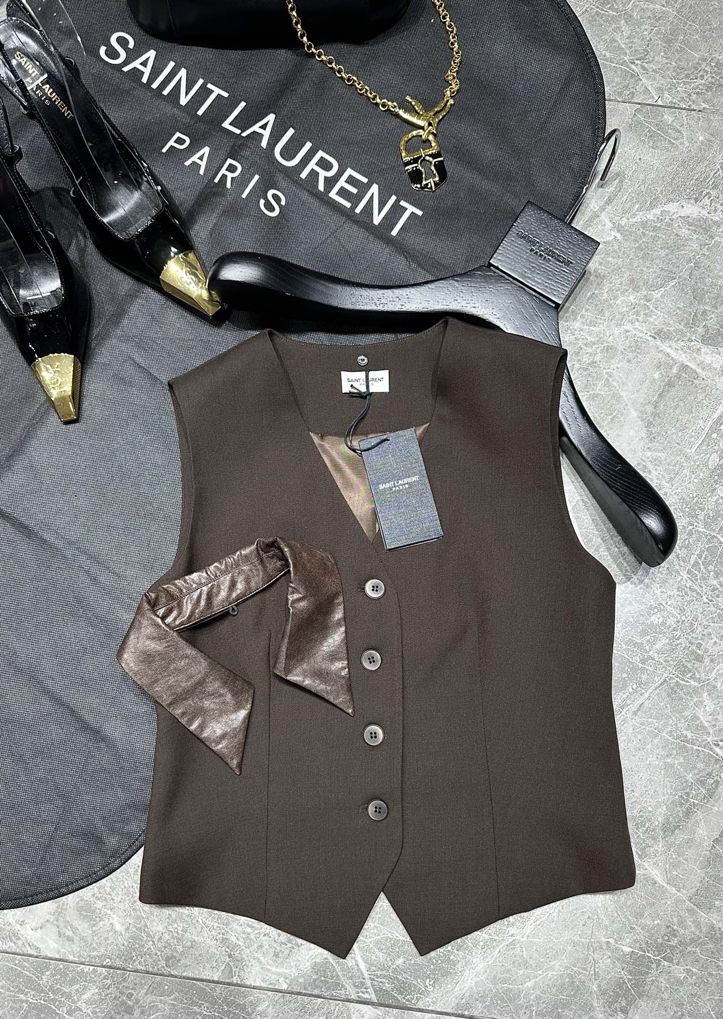 “Saint Laurent 2025 Female Suit Pack with Leather-Collar Vests for Work or Date” - 图片 7