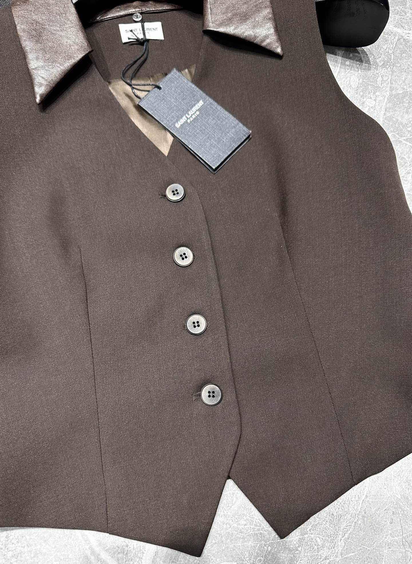 “Saint Laurent 2025 Female Suit Pack with Leather-Collar Vests for Work or Date” - 图片 5