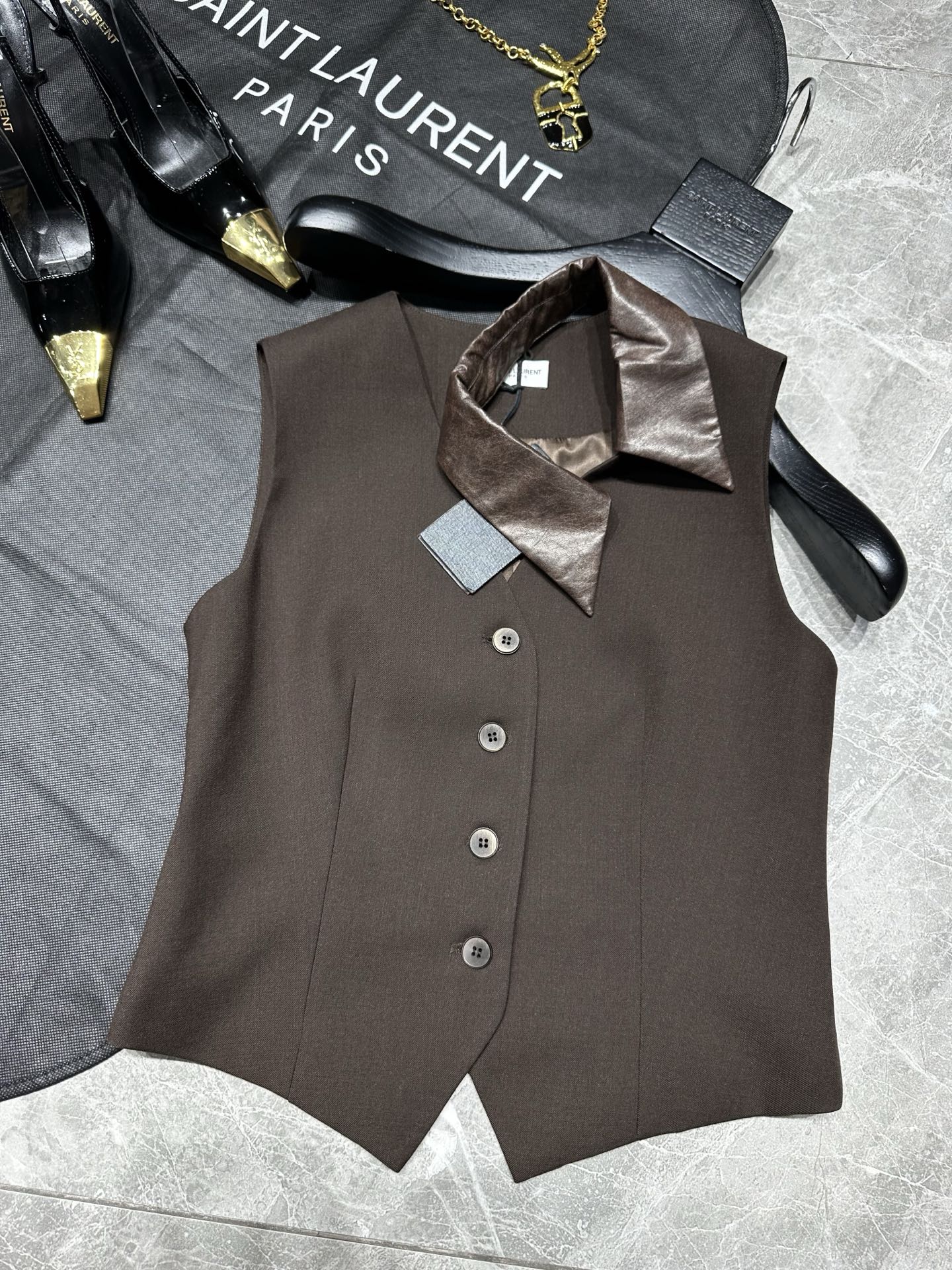 “Saint Laurent 2025 Female Suit Pack with Leather-Collar Vests for Work or Date” - 图片 8