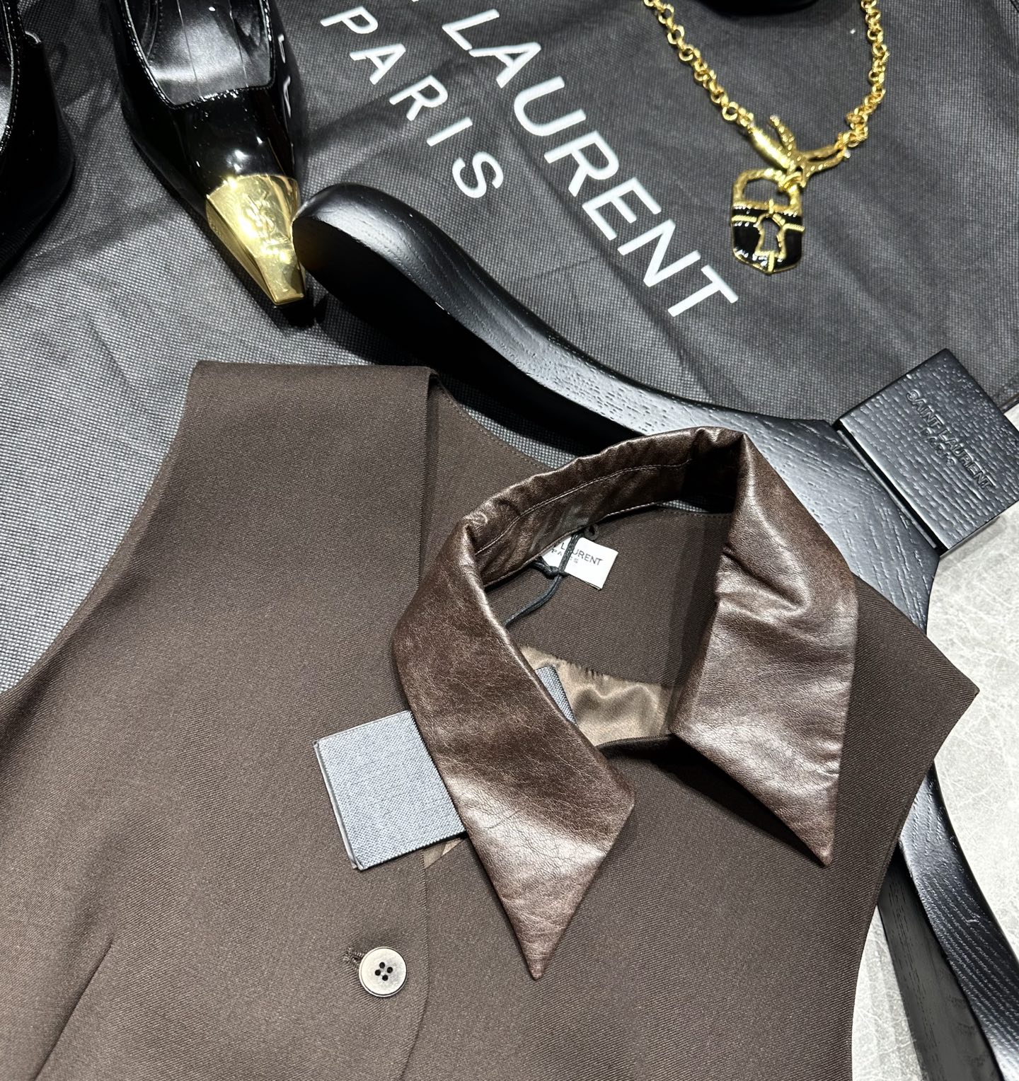“Saint Laurent 2025 Female Suit Pack with Leather-Collar Vests for Work or Date” - 图片 9