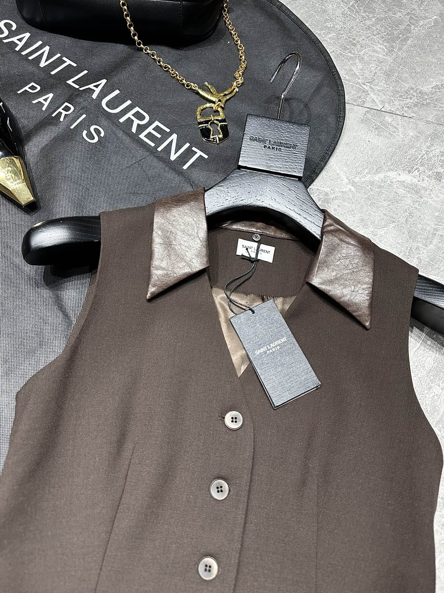 “Saint Laurent 2025 Female Suit Pack with Leather-Collar Vests for Work or Date” - 图片 2