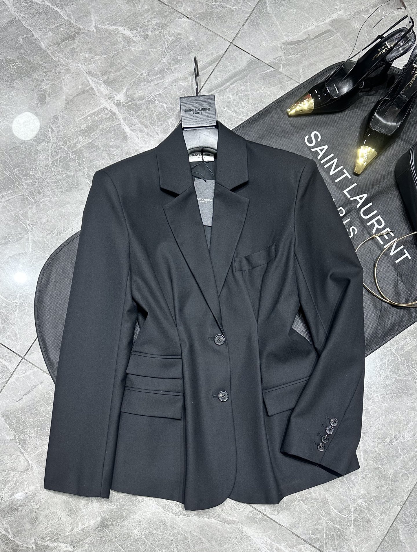 “SAINT LAURENT Winter Series P1200 Dress: Unique Tailored Design with Wide Sizing and Fashionable Details”