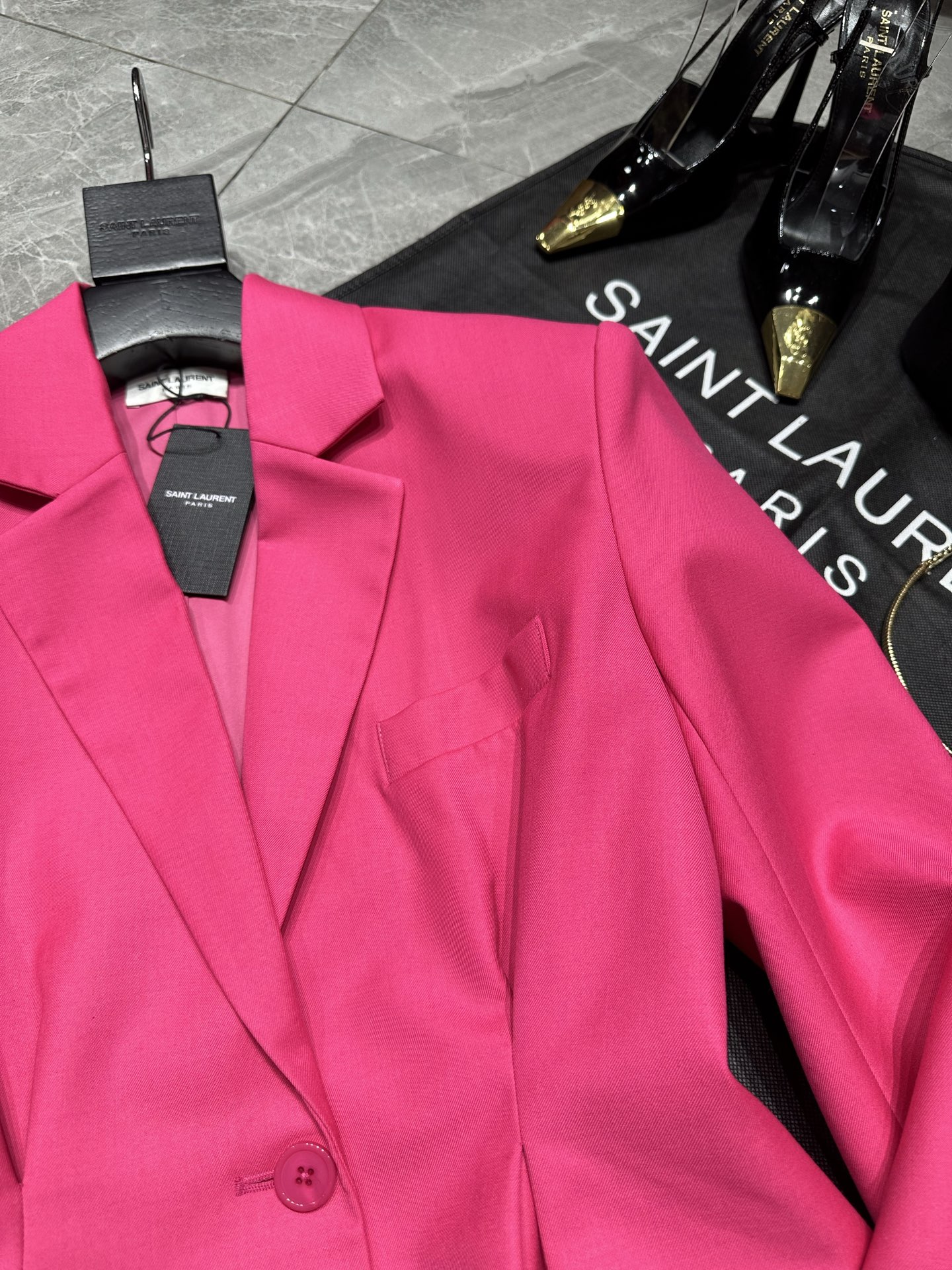 “SAINT LAUREN*** P1200 Winter Series Suit: Elegant, Stylish, and Unique Design” - 图片 4