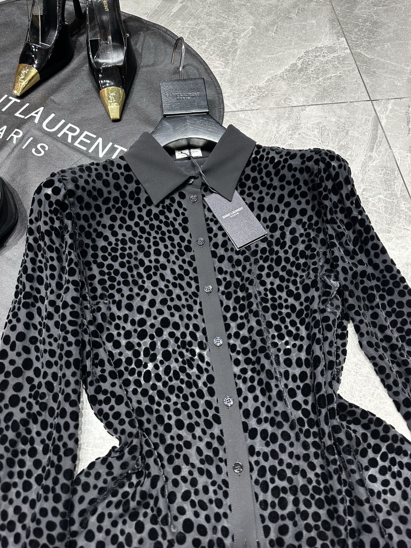 “Original Velvet Dress from Saint Laurent 25 Fall Series: Luxurious, Sweet, Romantic, and Unique Flower-Burning Design” - 图片 2