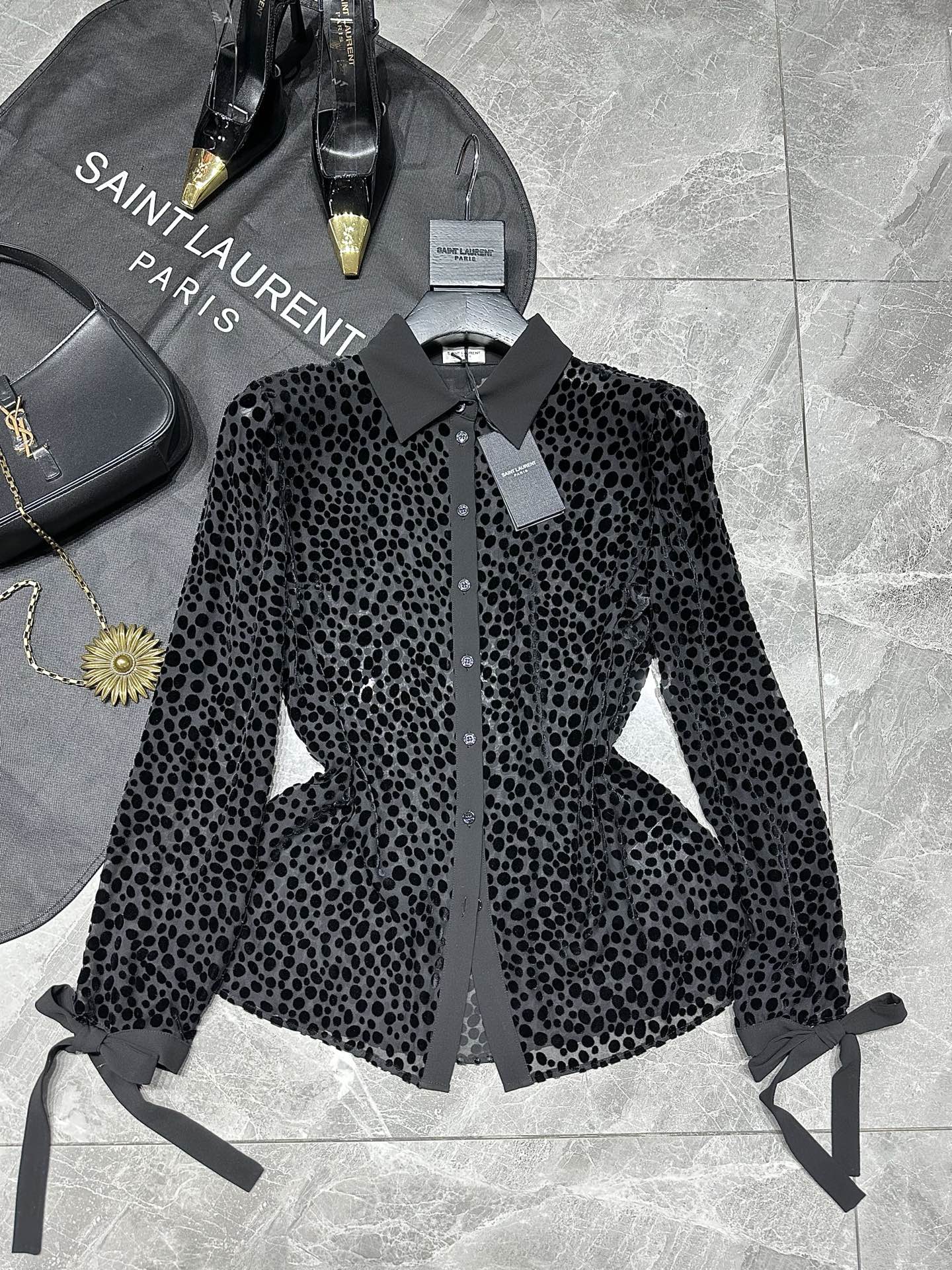 “Original Velvet Dress from Saint Laurent 25 Fall Series: Luxurious, Sweet, Romantic, and Unique Flower-Burning Design” - 图片 1