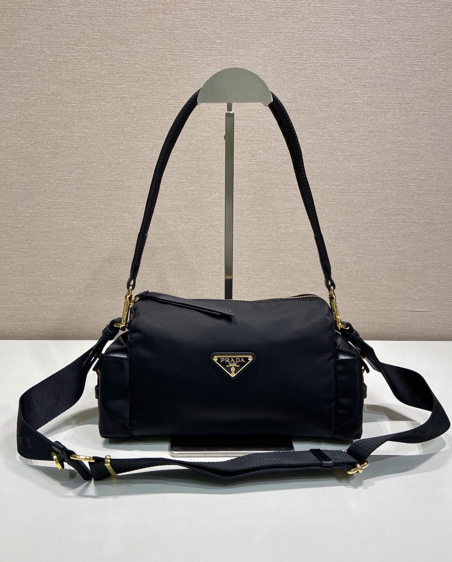 🎉新品探索包🎉1BH232小号尼龙面料🎉👌 这款Explore手袋完美融合了精致与功能性,体现了动感与现代风格。这款风格 🎉新品探索包🎉1BH232小号尼龙面料🎉👌 这款Explore手袋完美融合了精致与功能性,体现了动感与现代风格。这款风格