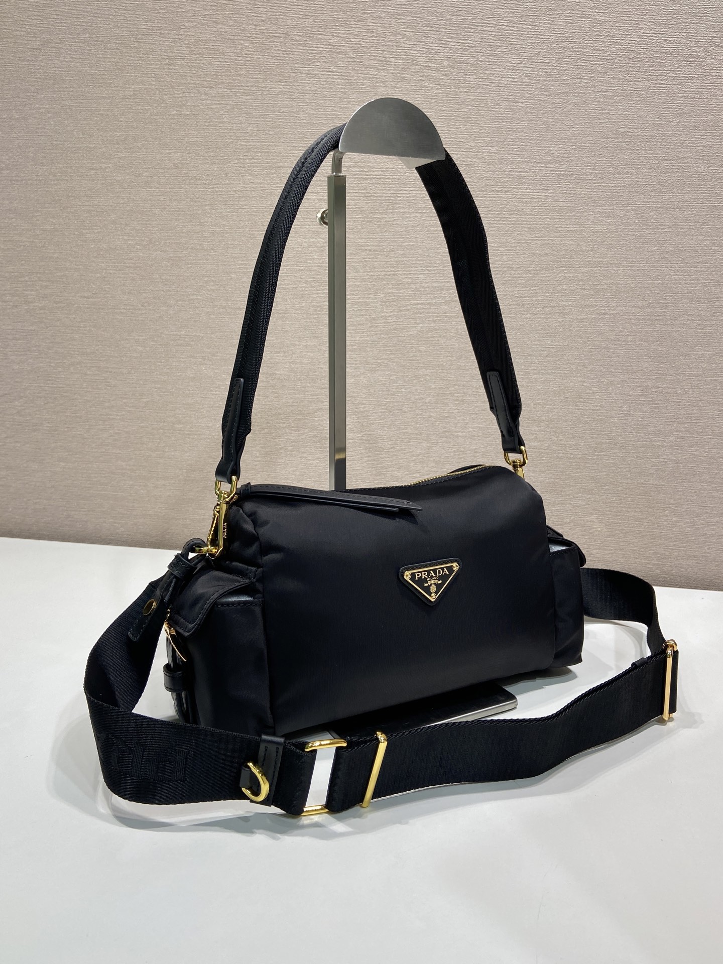 🎉新品探索包🎉1BH232小号尼龙面料🎉👌 这款Explore手袋完美融合了精致与功能性,体现了动感与现代风格。这款风格 🎉新品探索包🎉1BH232小号尼龙面料🎉👌 这款Explore手袋完美融合了精致与功能性,体现了动感与现代风格。这款风格