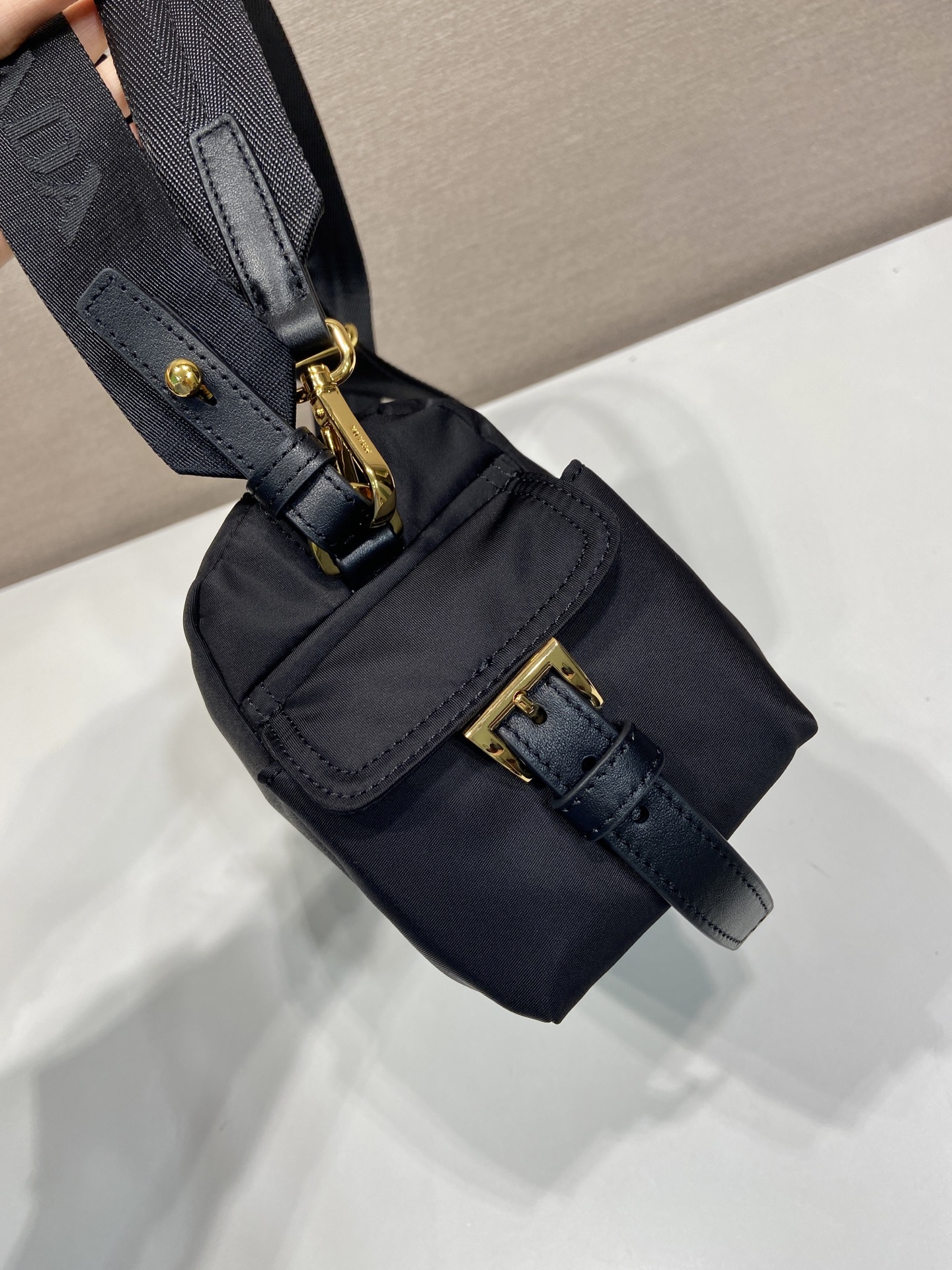 🎉新品探索包🎉1BH232小号尼龙面料🎉👌 这款Explore手袋完美融合了精致与功能性,体现了动感与现代风格。这款风格 🎉新品探索包🎉1BH232小号尼龙面料🎉👌 这款Explore手袋完美融合了精致与功能性,体现了动感与现代风格。这款风格