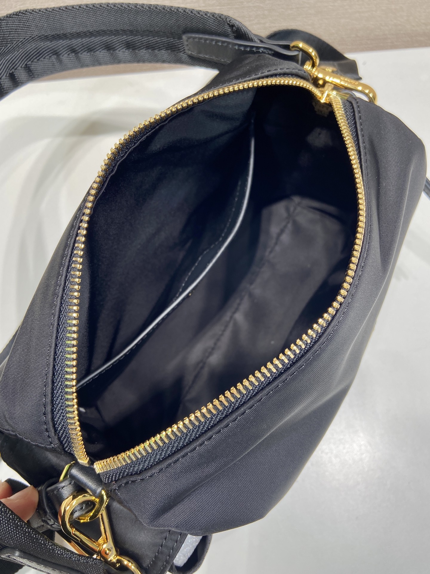 🎉新品探索包🎉1BH232小号尼龙面料🎉👌 这款Explore手袋完美融合了精致与功能性,体现了动感与现代风格。这款风格 🎉新品探索包🎉1BH232小号尼龙面料🎉👌 这款Explore手袋完美融合了精致与功能性,体现了动感与现代风格。这款风格