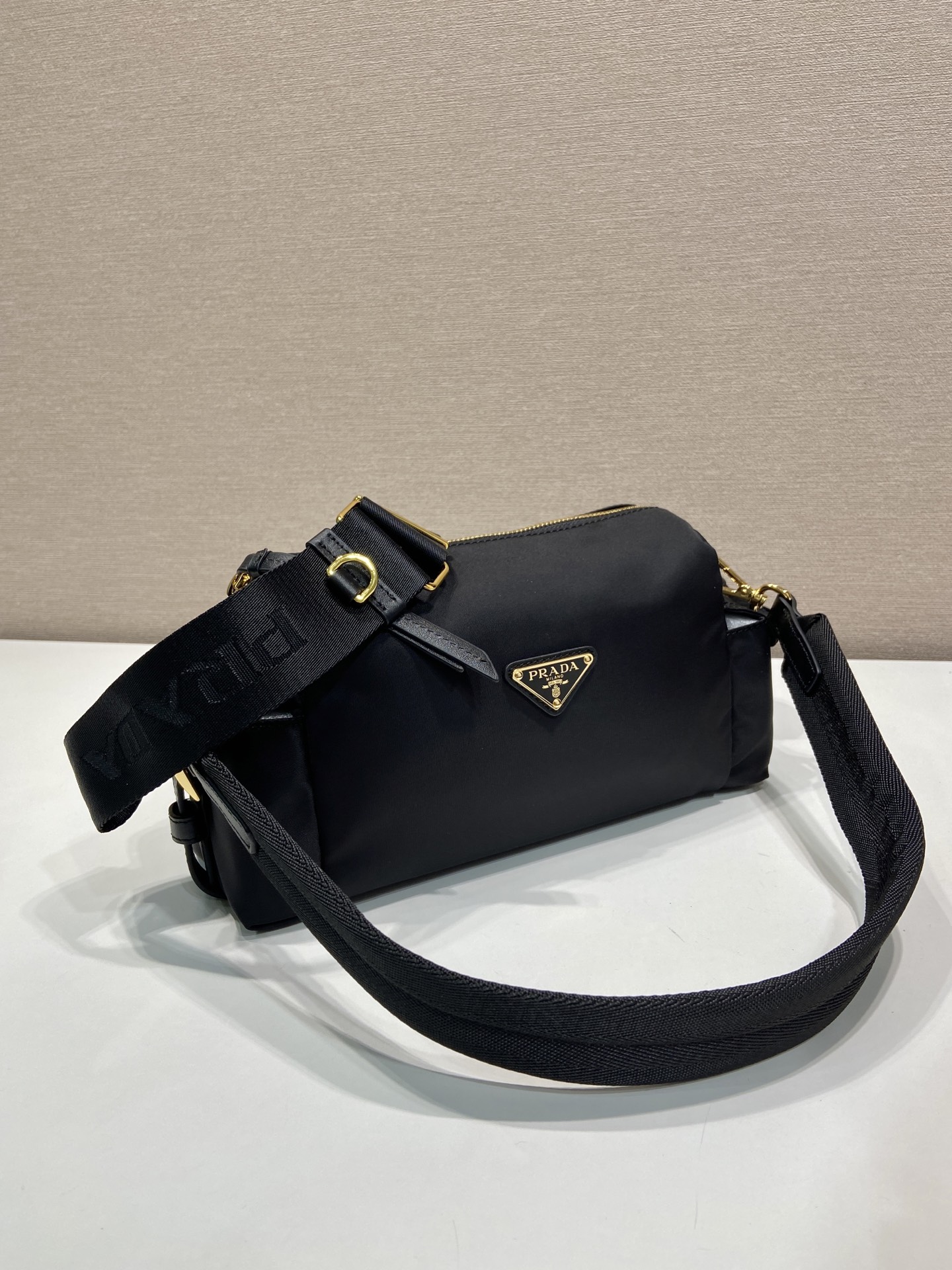 🎉新品探索包🎉1BH232小号尼龙面料🎉👌 这款Explore手袋完美融合了精致与功能性,体现了动感与现代风格。这款风格 🎉新品探索包🎉1BH232小号尼龙面料🎉👌 这款Explore手袋完美融合了精致与功能性,体现了动感与现代风格。这款风格