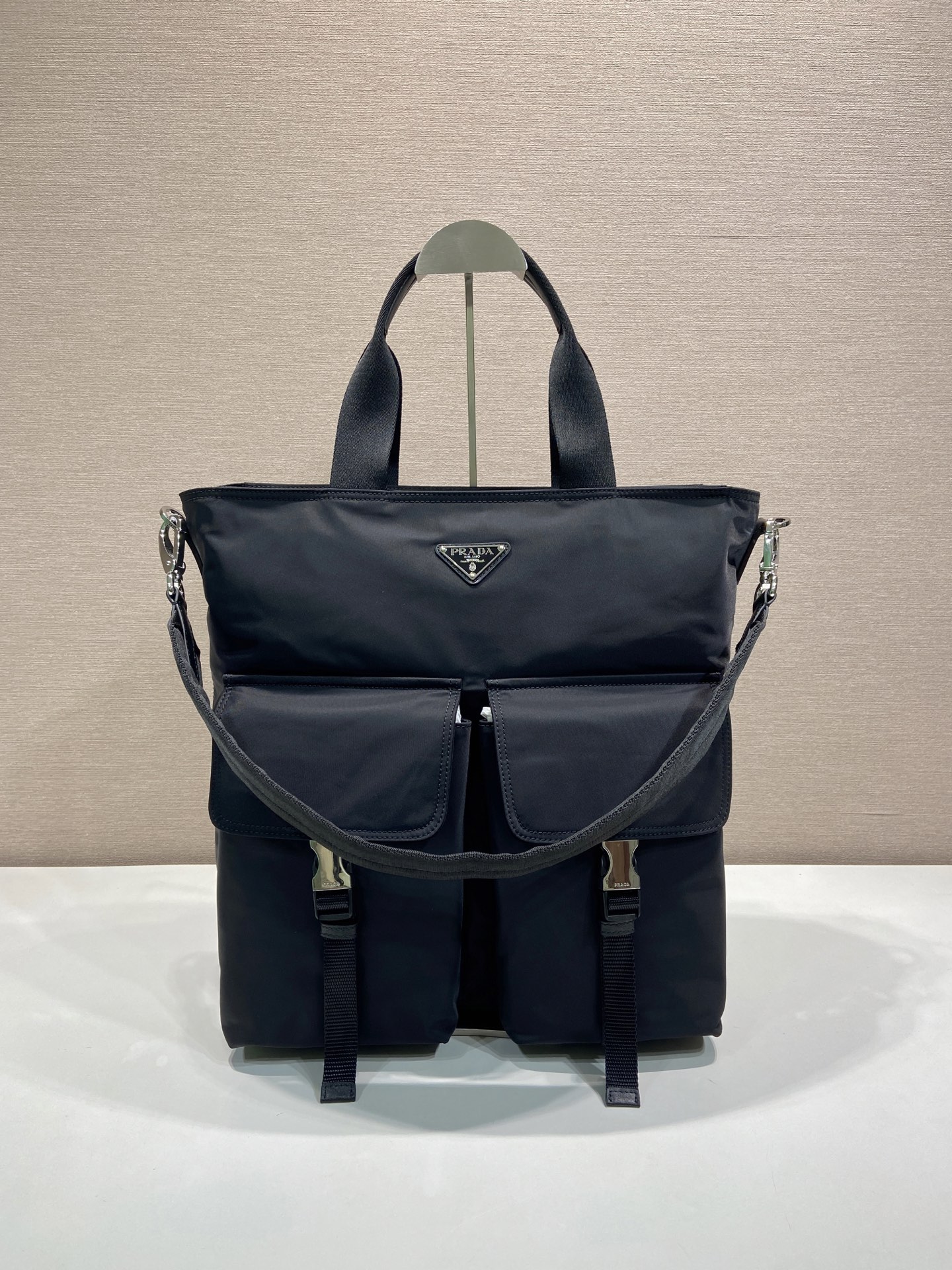 NO:941028,Batch, original order new tote bag 2VG138 Explore handbag perfectly combines sophistication and functionality, embodying dynamic and modern style. This style is also available in a spacious and versatile tote bag version, made of recycled nylon material, showing a multi-pocket design. The leather trim and metal accessories complement each other, with dual detachable handles and shoulder straps, making this accessory versatile and versatile. It has large capacity and is a timeless hot item.  Length 34x height 37x bottom 14cm, Prada [price based on quantity], prada, totes19860909批,原单货新品托特包2VG138 Explore手袋完美融合了精致与功能性,体现了动感与现代风格.此款造型亦推出宽敞百搭的托特包版本,采用再生尼龙材质,呈现多口袋设计.皮革饰边与金属配件相得益彰,搭配双可拆卸提手和肩带,令这款配饰佩戴方式多样百搭.容量空间大,又是一款永久不过时爆款 长34x高37x底14cm,普拉达【跑量价】,prada,totes,Bag