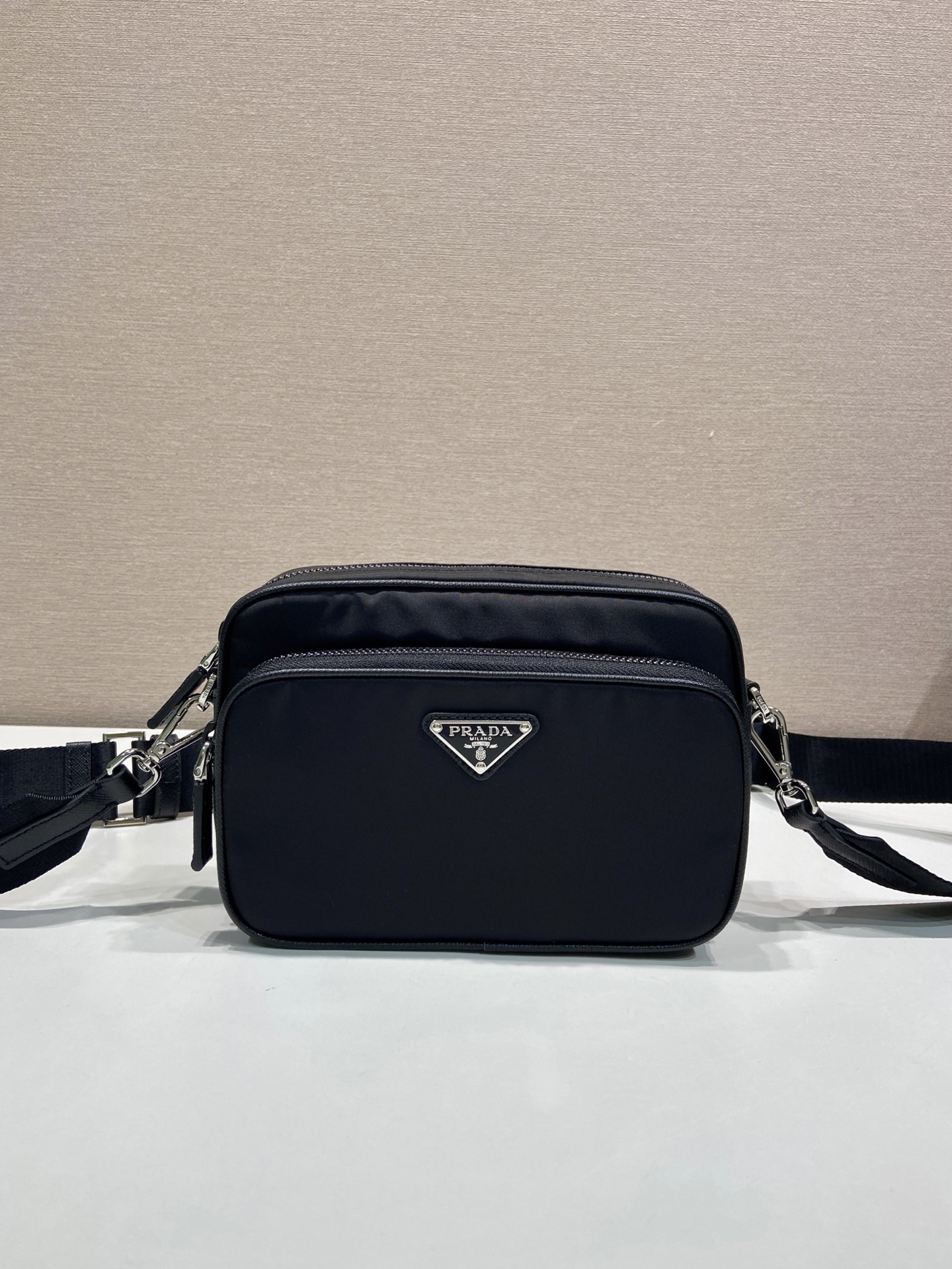 🎉新品男斜包🎉2VH170🎉🎉 这款单肩包的运动功能性由简约线条和实用现代细节定义。配件采用创新性的Re-Nylon再生 🎉新品男斜包🎉2VH170🎉🎉 这款单肩包的运动功能性由简约线条和实用现代细节定义。配件采用创新性的Re-Nylon再生