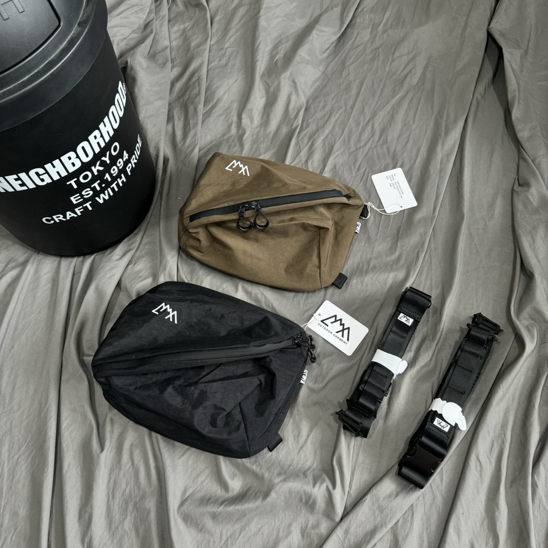 P125黑色补出，棕色还没有
COMFY SACHOSH NYLON  尼龙户外斜跨包 减负机能背带 
 轻便 机能百搭  。
随身包  便携收纳  容量满足日常需求  可多种佩戴方式。
 尺寸：高24 宽31