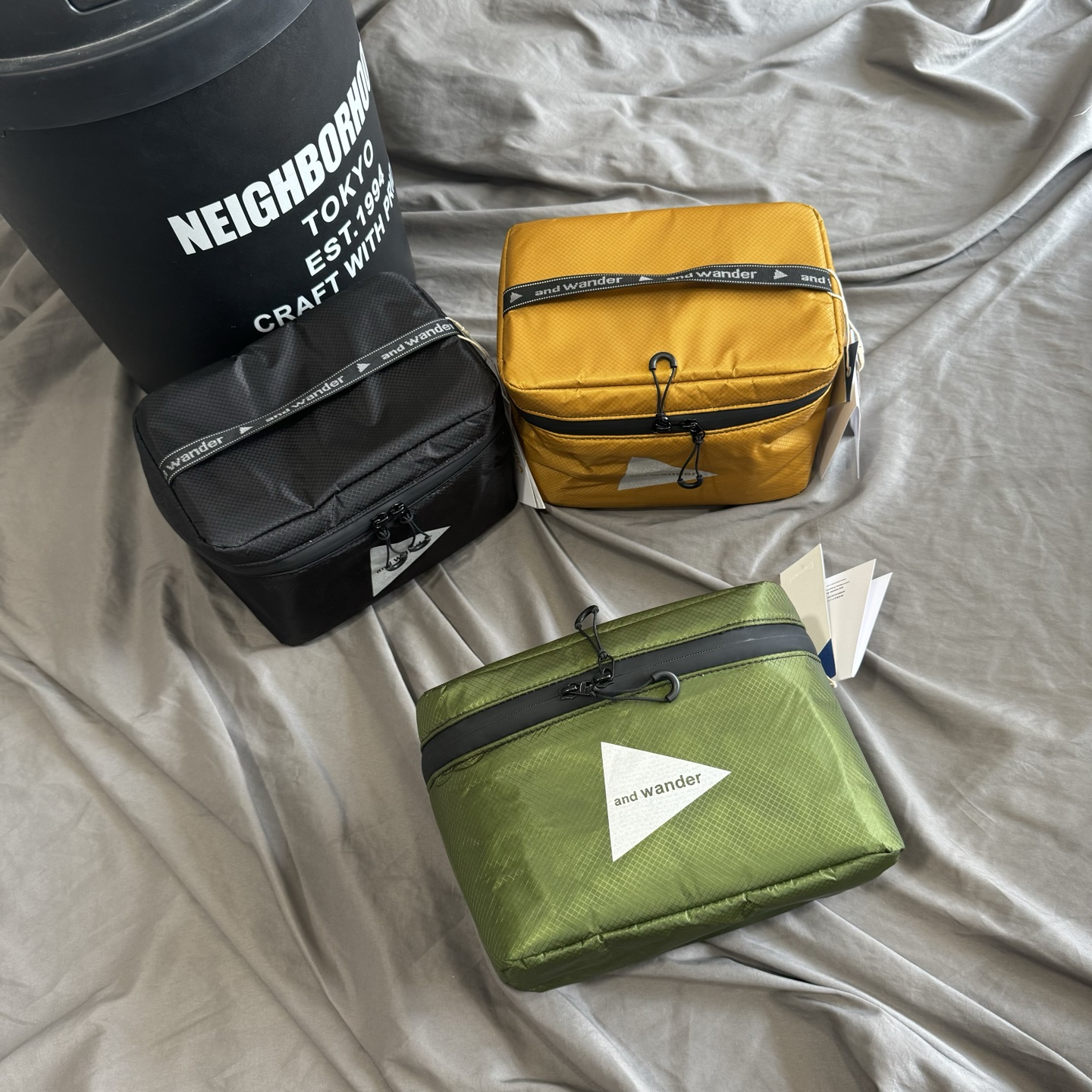 AND WANDER户外机能保温冷藏包,露营收纳包. 采用英威达(INVISTA)公司硅涂层30D考杜拉尼龙材质的软质冷藏包.10mm厚的柔软聚乙烯芯材,具备适度保冷效果.内衬采用焊接压合工艺,在提升密封性的同时,可防止水分渗漏.包身可折叠,通过内侧抽绳束紧后便于紧凑携带.容量5L,可收纳6罐500ml罐装饮品. 长25cm宽16cm高17cm