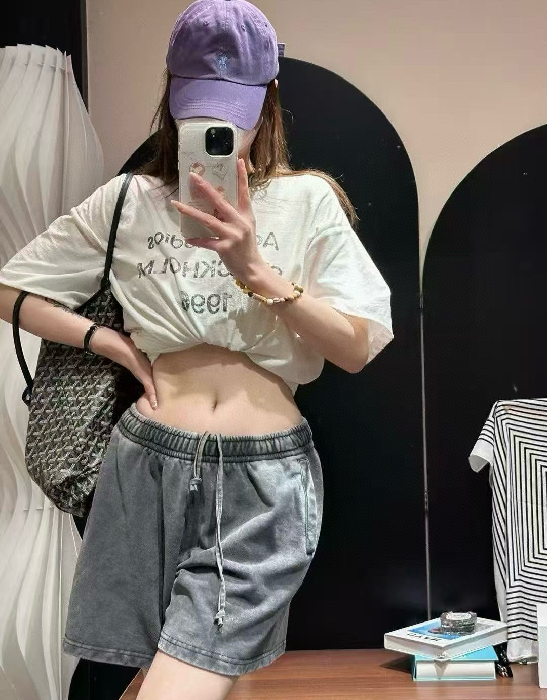 P110
Acne Studios水洗黑灰休闲毛圈短裤。

尺码表：
S（腰围34 裤长39 脚口34 臀围55）
M（腰围36 裤长40 脚口35 臀围57）
L（腰围38 裤长41 脚口36 臀围59）
XL（腰围40 裤长42 脚口37 臀围61）