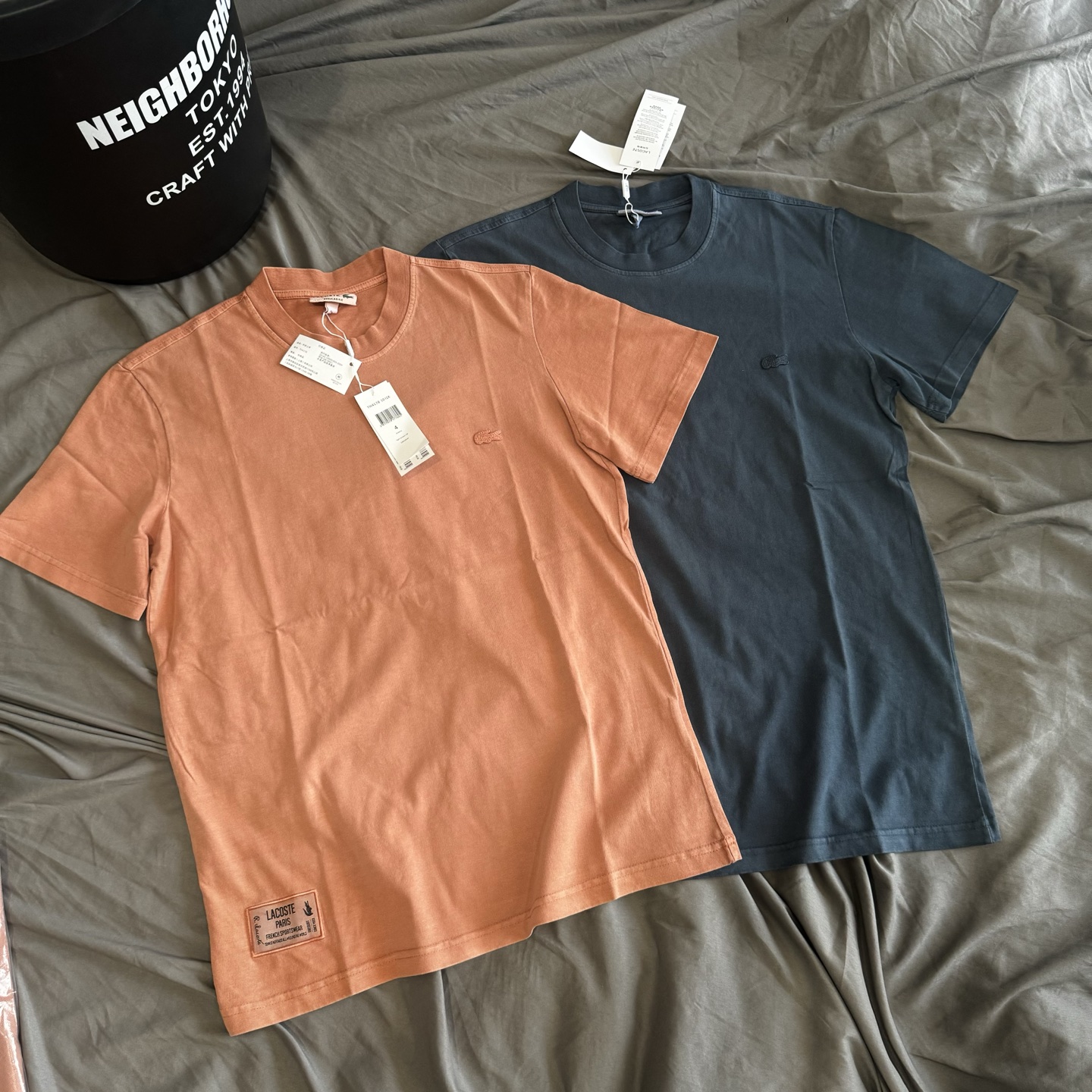 P105
Lacoste东京限定复古水洗鳄鱼标全棉短袖t恤
尺码 胸围 衣长 袖长 肩宽
S 50 70 21.5 42.5
M 52 72 22.5 44
L 54 74 23.5 45.5
XL 56 76 24.5 47