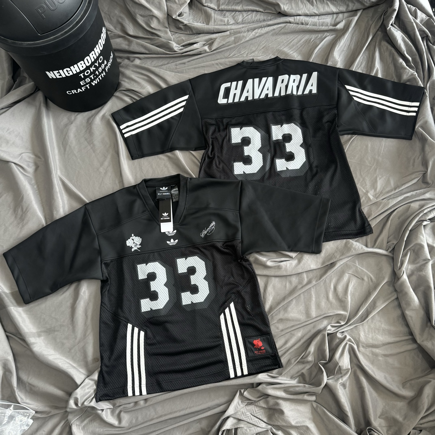 P140
阿迪联名Willy Chavarria暗夜蔷薇网眼球衣
黑色单色入 S-XL
S胸围110 衣长72
M胸围114 衣长74
L胸围118 衣长76
XL胸围122 衣长78